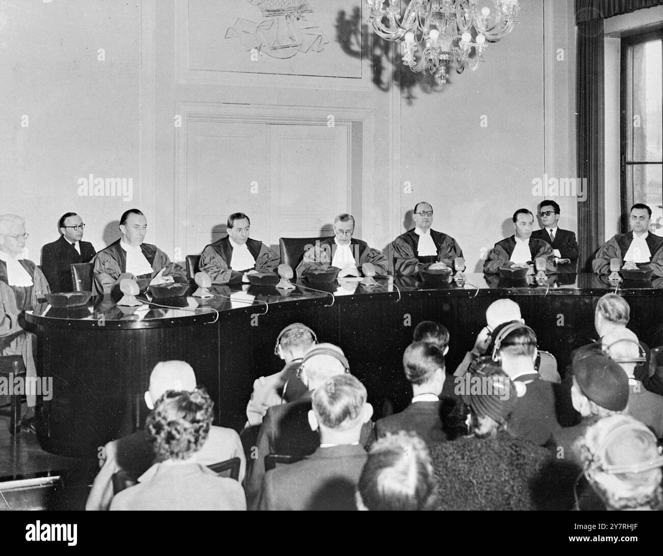 Cour de restitution d'Allemagne 31.10.53 Une Cour suprême de restitution, agissant comme cour d'appel pour toutes les questions relatives à la restitution des dommages subis par les victimes du régime nazi, a été créée mercredi dernier à Berlin en présence des trois commandants occidentaux. Photo INP montre le tableau, de gauche à droite : Charles H. Owsley, USA ; Leo Wobbe, Allemagne ; Erwin Stolpe, Allemagne ; Dr A. T. Salen, Suède ; C. H. A. Bennet, Grande-Bretagne ; Eberhard Schmidt-Rest, Allemagne ; Jean Cosson, France. 133/PJ/72246 nouvelles internationales photos. Banque D'Images