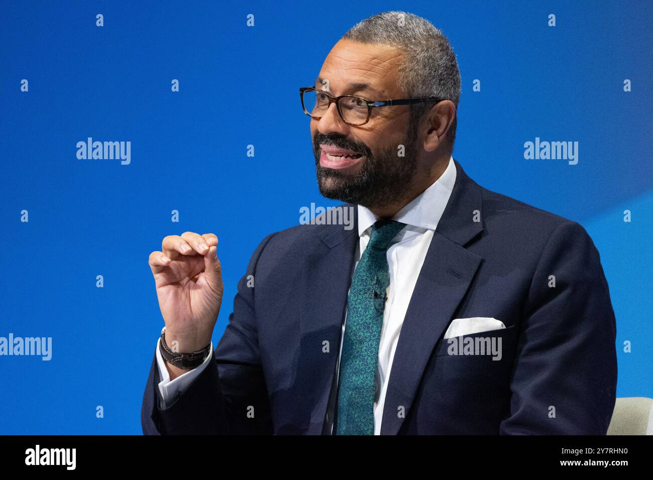 Birmingham, Royaume-Uni. 1er octobre 2024. James parle habilement au hall principal. Jour 3. Conférence conservatrice 2024 photo : Garyroberts/worldwidefeatures.com crédit : GaryRobertsphotography/Alamy Live News Banque D'Images