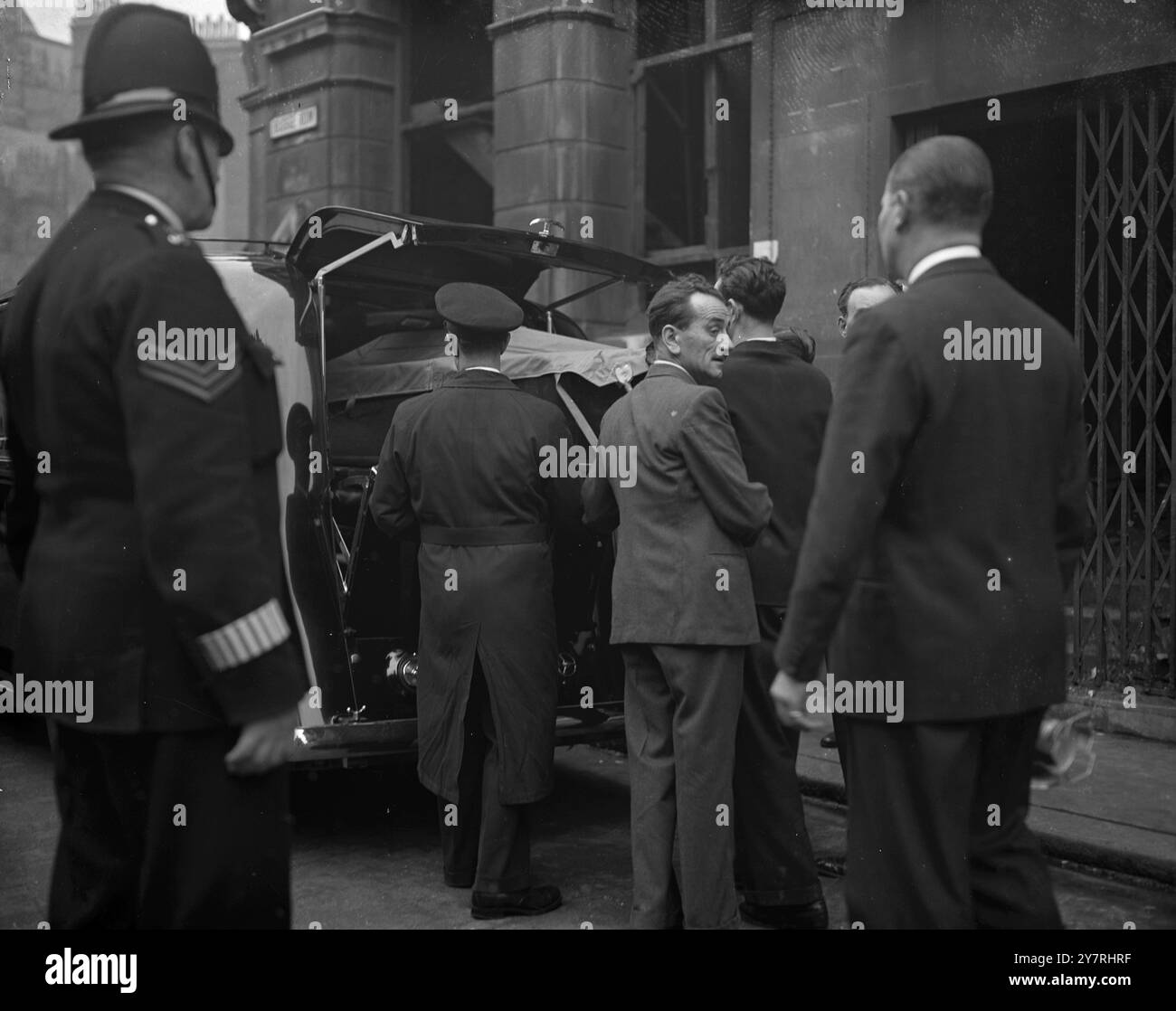 Le corps dans le bâtiment blitzed pourrait être le 23.10.53. Un cadavre, dont la police dit qu'il pourrait être celui de William Pettit qu'ils veulent interroger sur le meurtre de MRS Renee Brown le mois dernier, a été retrouvé aujourd'hui dans un bâtiment bombardé à Budge Row, Cannon Street, City of London. Le surintendant Burney, de New Scotland Yard, qui est chargé de l'enquête sur le meurtre, essaie d'établir si le corps est de Pettit Il est rapporté que l'identification définitive sera difficile parce que le corps est décomposé mais que les cheveux portent une forte similitude avec Pettit La photo INP montre la police debout près d'un Banque D'Images