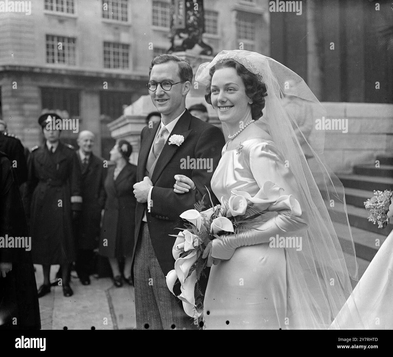 Mariage à St Paul's.. D'abord pendant neuf ans. 24.10.53. Pour la première fois en neuf ans, une cérémonie de mariage a été célébrée dans la chapelle Saint-Michel et Saint-Georges, cathédrale Saint-Paul. Le mariage a eu lieu entre Mlle Jennifer Dixon, 23 ans, fille de Sir Pierson Dixon, sous-secrétaire d'État adjoint au Foreign Office, et Mr. Peter Blaker, avocat londonien. La dernière fois qu'un mariage a eu lieu dans la chapelle, c'était en 1944. I.N.P. photo montre un charmant gros plan de la mariée et mariée souriante photographiée alors qu'ils quittaient l'église de Paul après leur mariage aujourd'hui. Photo de J. d Banque D'Images Mariage à St Paul's.. D'abord pendant neuf ans. 24.10.53. Pour la première fois en neuf ans, une cérémonie de mariage a été célébrée dans la chapelle Saint-Michel et Saint-Georges, cathédrale Saint-Paul. Le mariage a eu lieu entre Mlle Jennifer Dixon, 23 ans, fille de Sir Pierson Dixon, sous-secrétaire d'État adjoint au Foreign Office, et Mr. Peter Blaker, avocat londonien. La dernière fois qu'un mariage a eu lieu dans la chapelle, c'était en 1944. I.N.P. photo montre un charmant gros plan de la mariée et mariée souriante photographiée alors qu'ils quittaient l'église de Paul après leur mariage aujourd'hui. Photo de J. d Banque D'Images