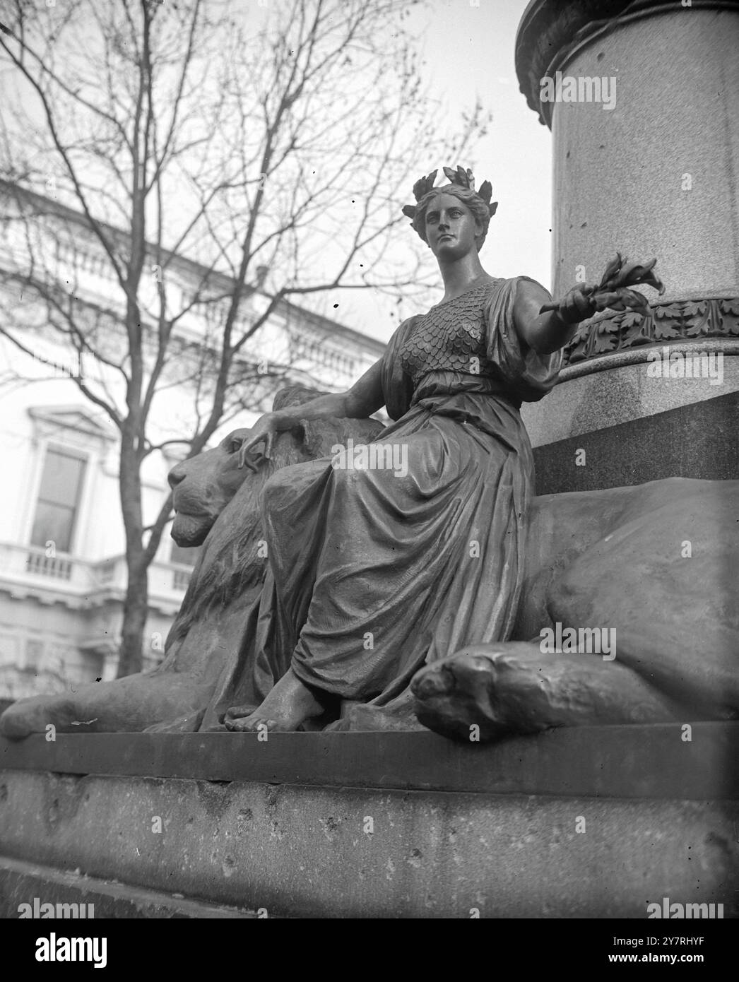 BRITTANIA PERD SON épée SWORDBronze attachée à la taille gauche de Brittania à Westminster, Londres, a disparu aujourd'hui, mardi. Elle est assise sur un lion au pied de la statue de Colin Campbell, Lord Clyde, le héros de la mutinerie indienne, à Waterloo place. La police estime que les supporters de football enthousiastes - à Londres pour les matchs de Cup Tie - ont pris l'épée de quatre pieds en représailles pour le vol de la pierre du couronnement. 9 janvier 1951 Banque D'Images