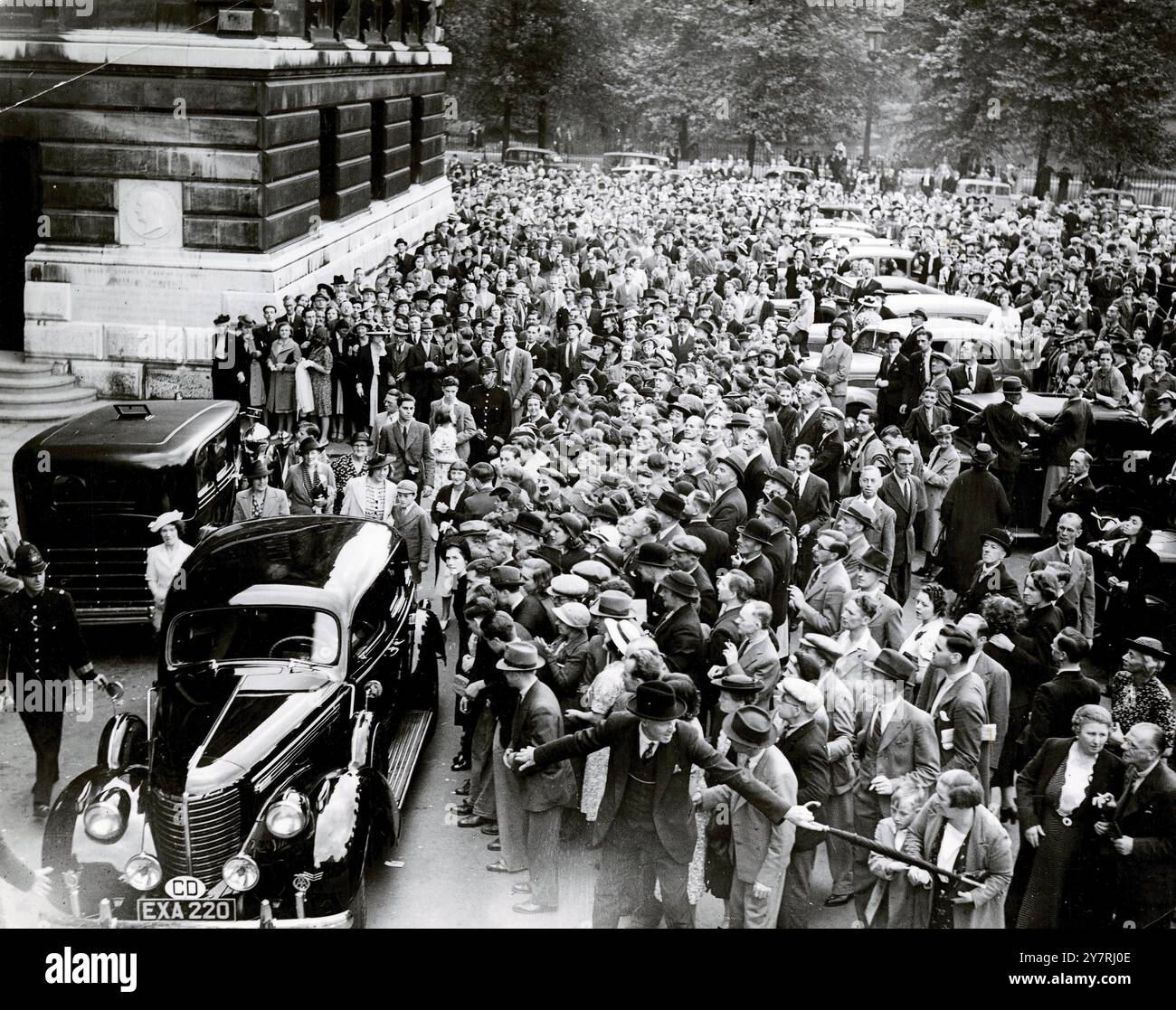 4 septembre 1939 : la foule nombreuse devant l'ambassade américaine à Londres après le déclenchement de la seconde Guerre mondiale Banque D'Images