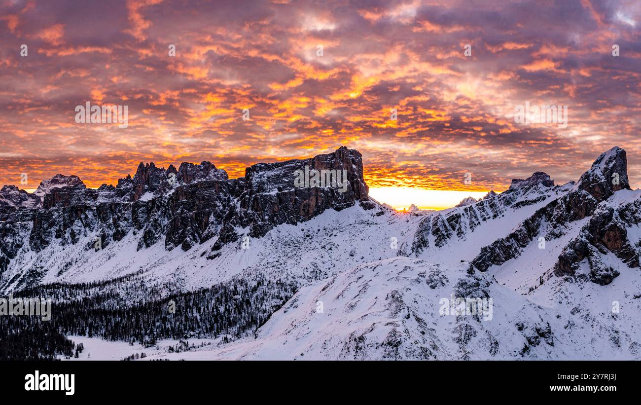 Coucher de soleil sur la montagne dolomites au col de Giau en hiver Banque D'Images