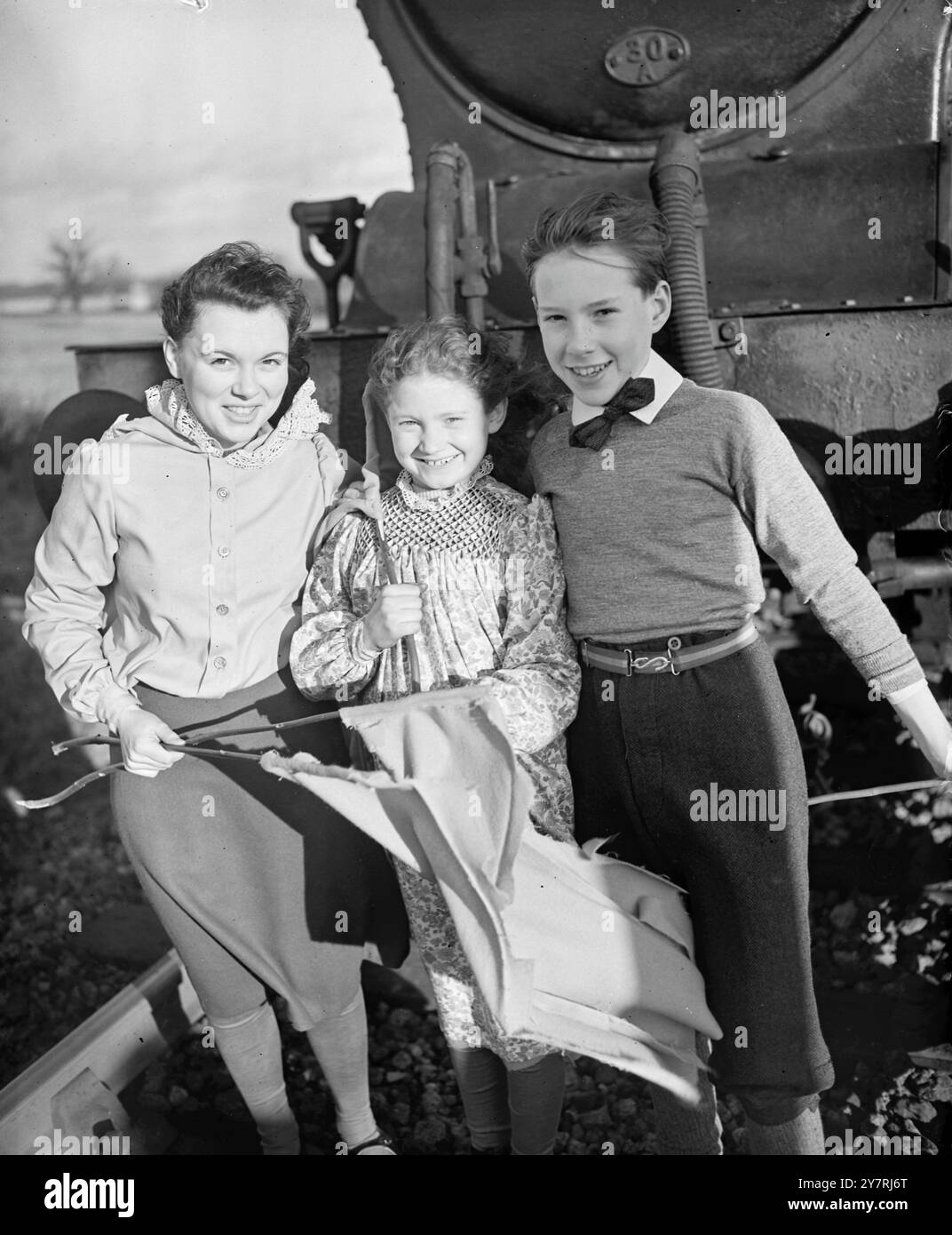 LES ENFANTS QUI ONT « SAUVÉ LE TRAIN » sont entrés dans la paix rurale du Hertfordshire aujourd'hui lorsque trois enfants ont couru le long de la voie ferrée près de Cole Green Station agitant des jupons en flanelette rouge pour arrêter une locomotive (de type 1905) risquant de courir sur un glissement de terrain. L'épisode a été filmé par la BBC Television film Unit, qui prépare une série pour enfants intitulée "The Railway Children" par E Nesbitt. La série, qui se déroule dans les premières années du siècle actuel, est en huit tranches hebdomadaires, la première à être télévisée dans le programme pour enfants à 17h30 le mardi 6 février 1951 Banque D'Images LES ENFANTS QUI ONT « SAUVÉ LE TRAIN » sont entrés dans la paix rurale du Hertfordshire aujourd'hui lorsque trois enfants ont couru le long de la voie ferrée près de Cole Green Station agitant des jupons en flanelette rouge pour arrêter une locomotive (de type 1905) risquant de courir sur un glissement de terrain. L'épisode a été filmé par la BBC Television film Unit, qui prépare une série pour enfants intitulée "The Railway Children" par E Nesbitt. La série, qui se déroule dans les premières années du siècle actuel, est en huit tranches hebdomadaires, la première à être télévisée dans le programme pour enfants à 17h30 le mardi 6 février 1951 Banque D'Images