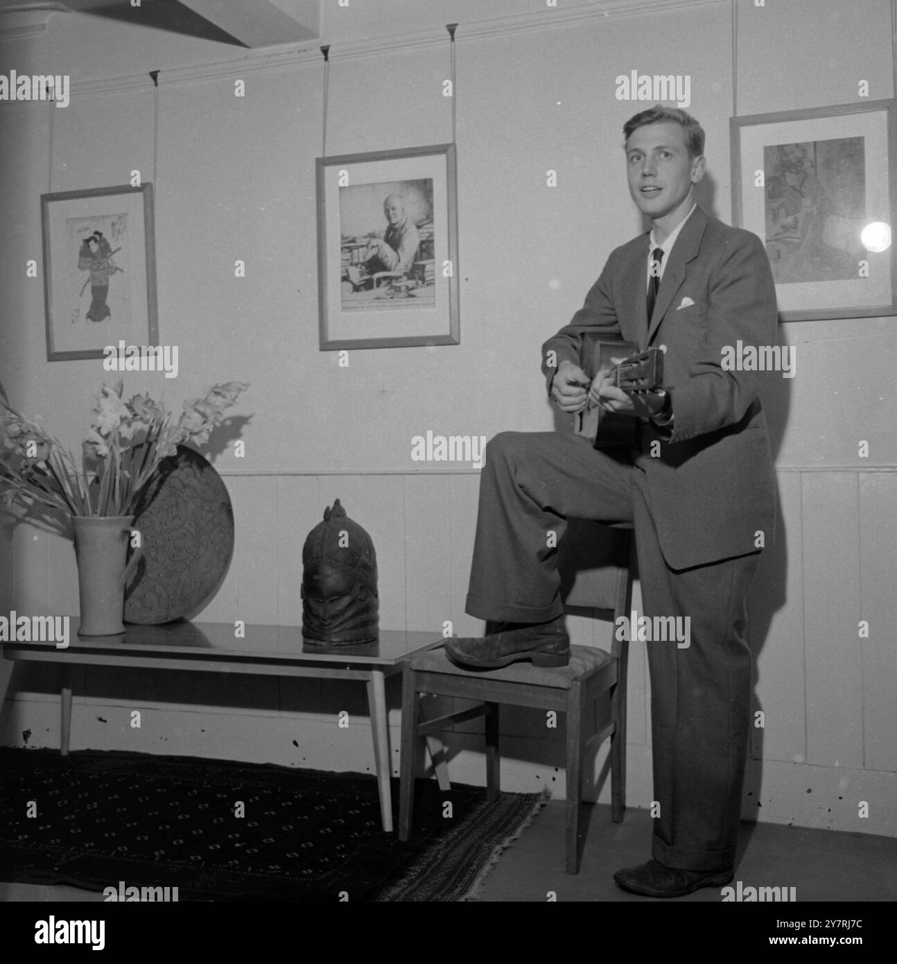 DAVID ATTENBOROUGH CHEZ LUI À RICHMOND photographies de George Douglas Jungle xylophones, doux clavicordes ... et maintenant une guitare. "La musique", dit Richard "est l'une des passions de David" 24 septembre 1955 Banque D'Images