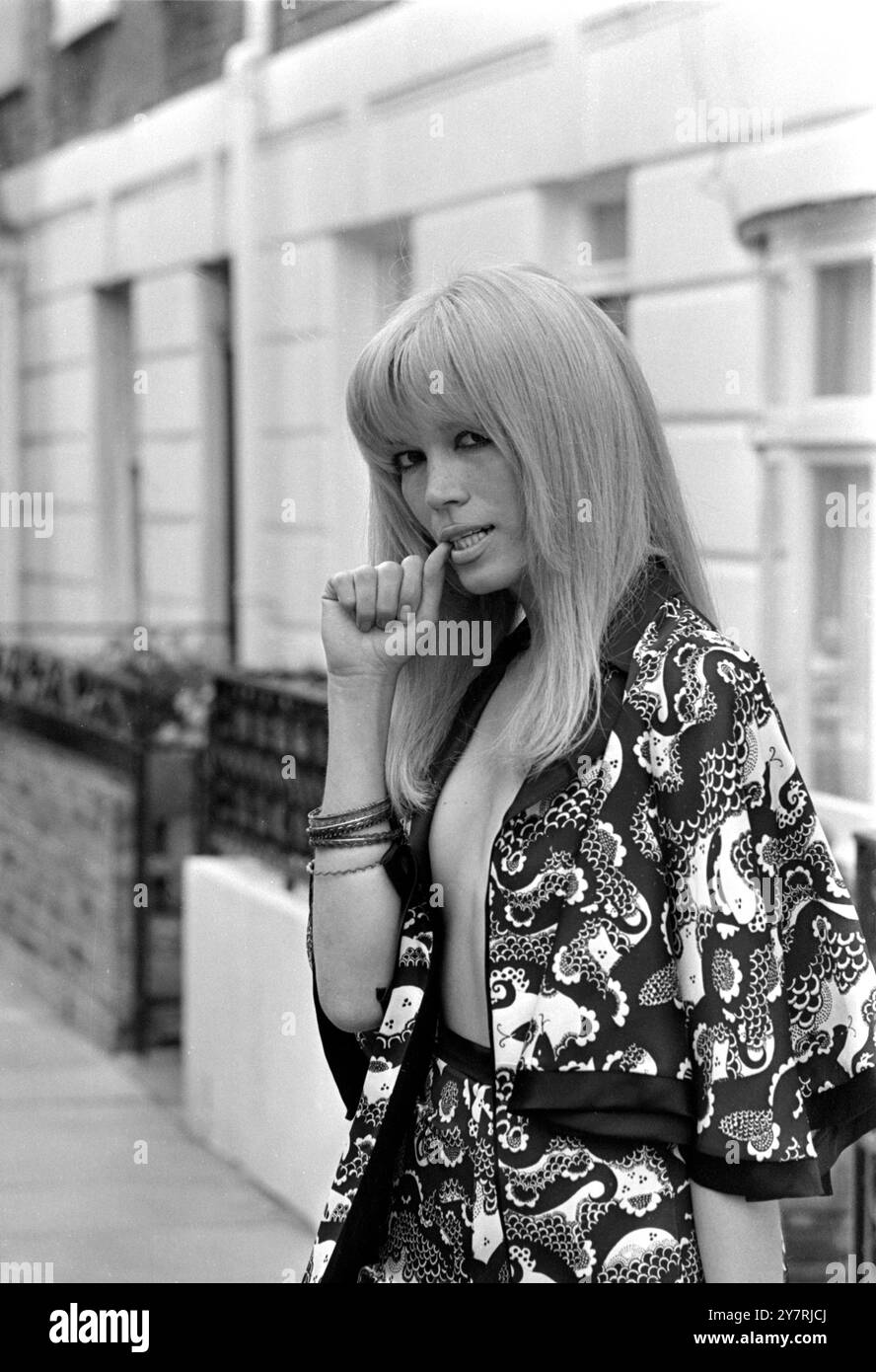 LONDRES : AMANDA LEAR dans un kimono imprimé satiné, ouvert jusqu'à la taille - l'une des tenues de la collection d'automne de la designer britannique Alice Pollock dévoilée ici aujourd'hui. 6 août 1969 Banque D'Images