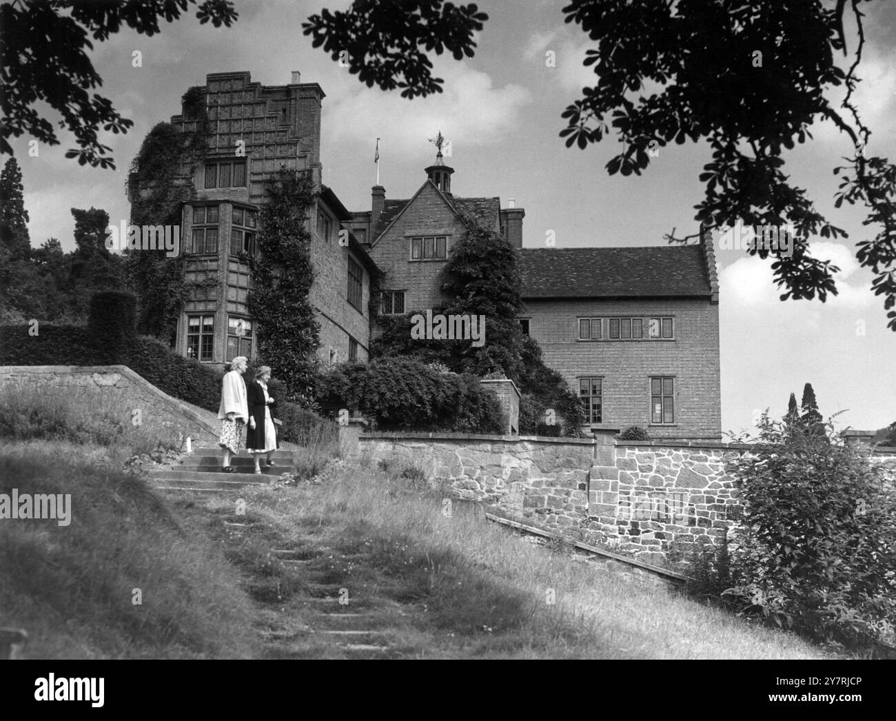 Vue de la maison de M.R. Churchill à Chartwell, Kent, où les visiteurs ont été autorisés à regarder par-dessus le terrain à l'aide du National Gardens Scheme. 15 août 1951 photo de John Topham Banque D'Images