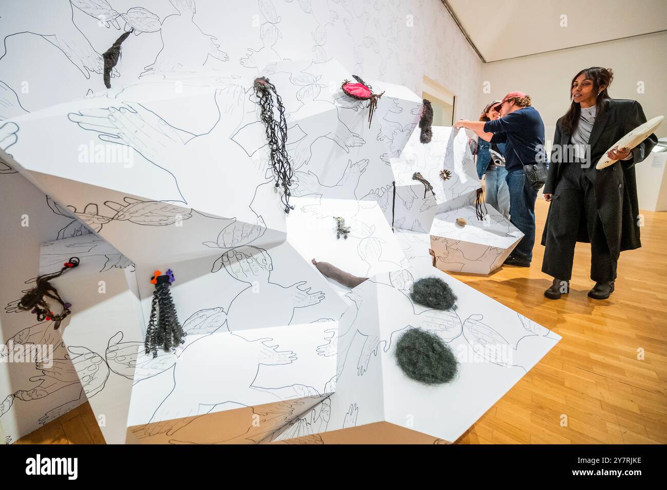 Londres, Royaume-Uni. 1er octobre 2024. Hair Objects, 1993 à partir de Sonia Boyce - Lygia Clark : le moi et le toi et Sonia Boyce : une relation maladroite à la Whitechapel Gallery, deux expositions spécialement conçues pour dialoguer. Ceux-ci explorent des moments cruciaux dans la carrière des artistes qui, bien que séparés par le temps, partagent un profond intérêt pour aborder et modifier la relation entre l'artiste, l'œuvre d'art et le public, invitant souvent à un engagement direct avec leurs œuvres. Ils se déroulent du 2 octobre 2024 au 12 janvier 2025. Crédit : Guy Bell/Alamy Live News Banque D'Images