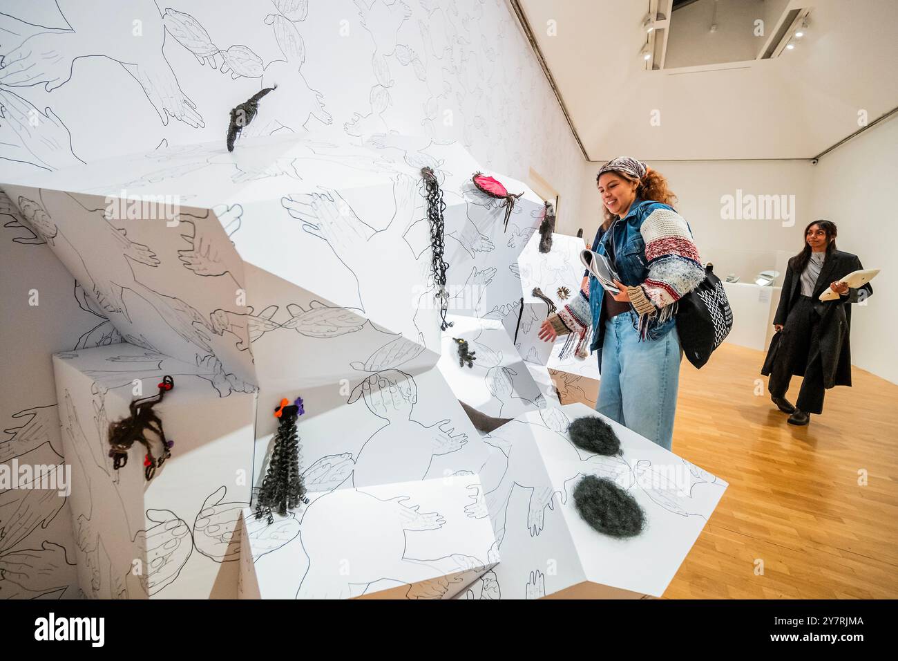 Londres, Royaume-Uni. 1er octobre 2024. Hair Objects, 1993 à partir de Sonia Boyce - Lygia Clark : le moi et le toi et Sonia Boyce : une relation maladroite à la Whitechapel Gallery, deux expositions spécialement conçues pour dialoguer. Ceux-ci explorent des moments cruciaux dans la carrière des artistes qui, bien que séparés par le temps, partagent un profond intérêt pour aborder et modifier la relation entre l'artiste, l'œuvre d'art et le public, invitant souvent à un engagement direct avec leurs œuvres. Ils se déroulent du 2 octobre 2024 au 12 janvier 2025. Crédit : Guy Bell/Alamy Live News Banque D'Images