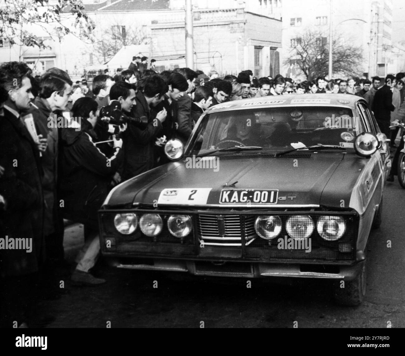 LONDRES - SYDNEY MARATHON CAR RALLYBelgrade, Serbie : entrée australienne au marathon Londres-Sydney, une Ford Falcon GT, avec les pilotes Harry Firth, Graham Hoinville et Gary Chapman, arrive au poste de contrôle de Belgrade, en novembre 28, avant de partir pour Istanbul sur la troisième étape de l'épique course de 10000 miles. 28 novembre 1968 Banque D'Images