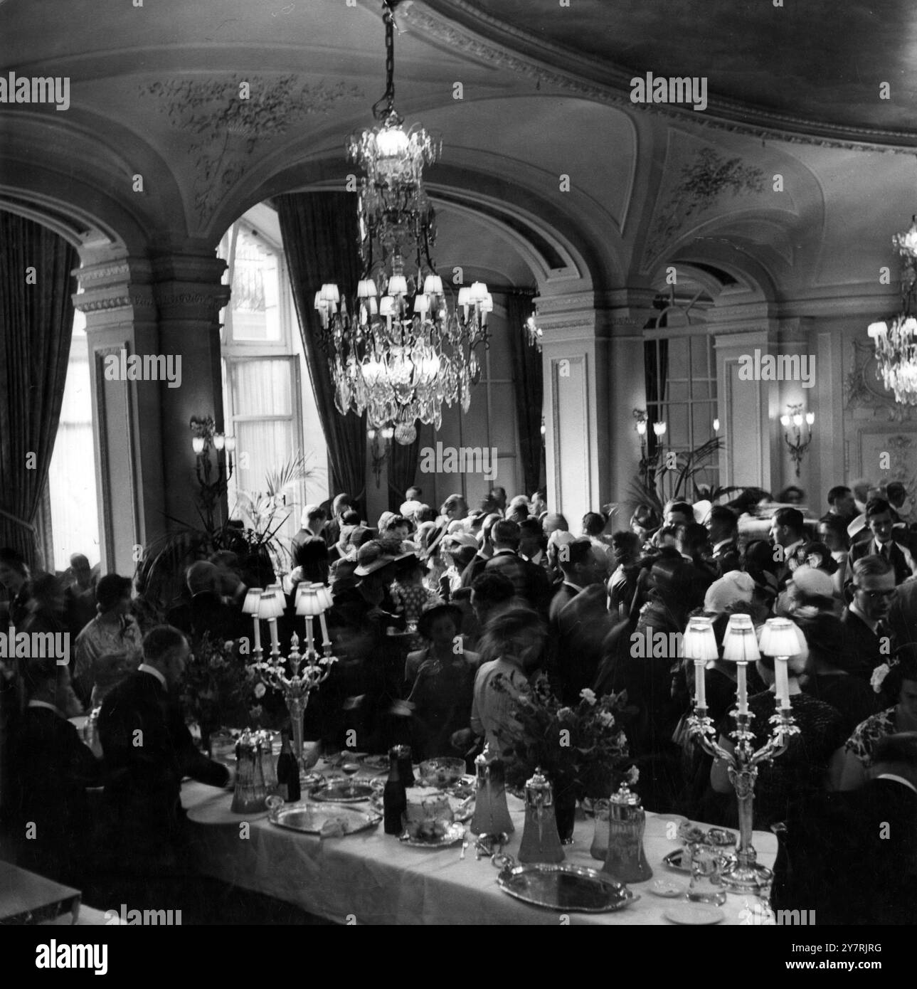 LE RITZ HOTELLondon Angleterre : tous les jours, 200 000 personnes passent devant le Ritz Hotel à Piccadilly. Moins de la moitié pour cent passent par ses portes élégantes. Quelle vie de grandeur flunkeyed y est tenue ? Cette série d'images montre une journée dans cet hôtel de luxe avec son personnel attentionné et ses salles de réception grandioses. Expositions de photos : les réceptions de mariage sont rares car, contrairement à la plupart des hôtels de luxe, il n'y a pas de salles de banquet spéciales. Cette réception a lieu dans la salle Grill. 7 octobre 1950 Banque D'Images