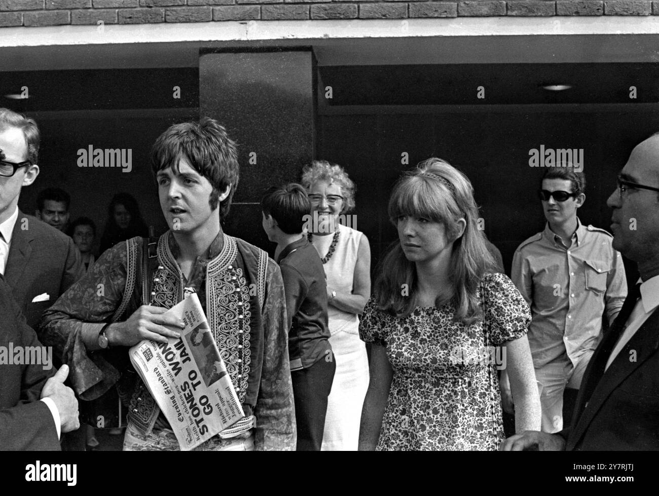 PAUL ET JANE VOLENT INLondon Airport, England, UK : juste de retour à Londres à temps pour entendre la nouvelle que les deux Rolling Stones n'iront pas en prison ... Beatle Paul McCartney, dont les déclarations ouvertes sur la drogue ont causé beaucoup d'inquiétude ces dernières semaines, et sa petite amie actrice Jane Asher. Le couple venait de prendre l'avion à l'aéroport de Londres depuis la Grèce où ils étaient en vacances. À son arrivée, Beatle Paul a pris un papier portant une première page sur les appels de Mick Jagger et Keith Richard qui ont eu gain de cause. Il n'avait aucun commentaire pour les journalistes. 31 juillet 1967 Banque D'Images