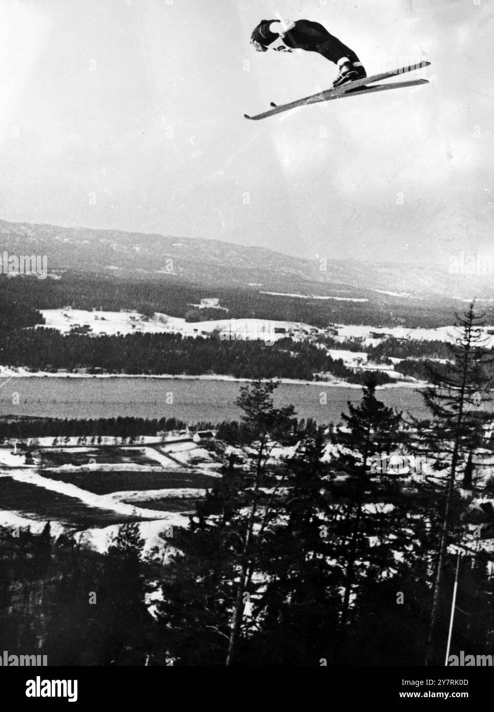 SKI LE PLUS LONG FlighttOslo, Norvège : L'autrichien Reinholdt Bachler glisse ici dans le plus long vol de ski jamais effectué par l'homme, au-dessus de la colline de saut de Vikersund. Son nouveau record du monde est de 154 mètres et a été établi lorsque les as de saut internationaux se sont rencontrés pour concourir le 11-12 mars 1967. 15 mars 1967 Banque D'Images