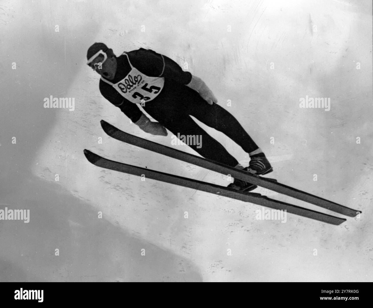 RECORD DU MONDE BREAKEROslo, Norvège : L'autrichien Reinholdt Bachler vu dans les airs en route vers un nouveau record du monde du saut à ski sur 154 mètres. Le record a été établi à Vikersund Jumping Hill, lorsque les as de saut internationaux se sont réunis pour concourir le 11-12 mars 1967. 15 mars 1967 Banque D'Images