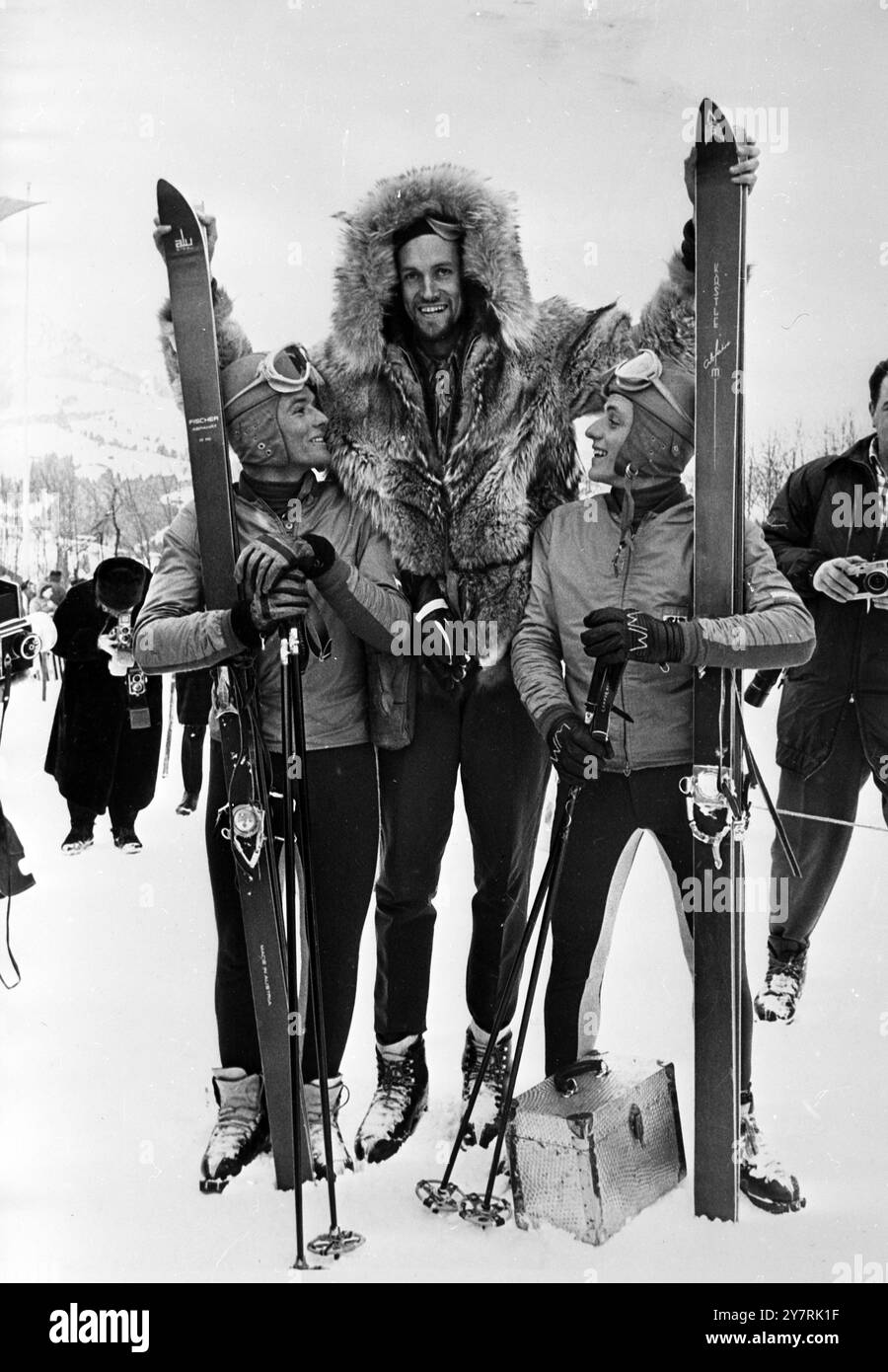 SKI HIGHKitsbuhel, Autriche : Frank Coles Wilcox, centre, Denver, Colorado, USA, qui se dresse à 2,20 mètres de haut nains les as autrichiens de ski Egon Zimmermann, à gauche, et Hugo Nindl, à droite. Wilcox, qui se dit le plus grand globe-trotter, est arrivé derrière la ligne d'arrivée de la course de descente des courses de ski masculines internationales Hahnenkamm ici le 19 janvier 1963, dans laquelle Zimmermann a été classé premier et Nindl deuxième. 23 janvier 1963 Banque D'Images