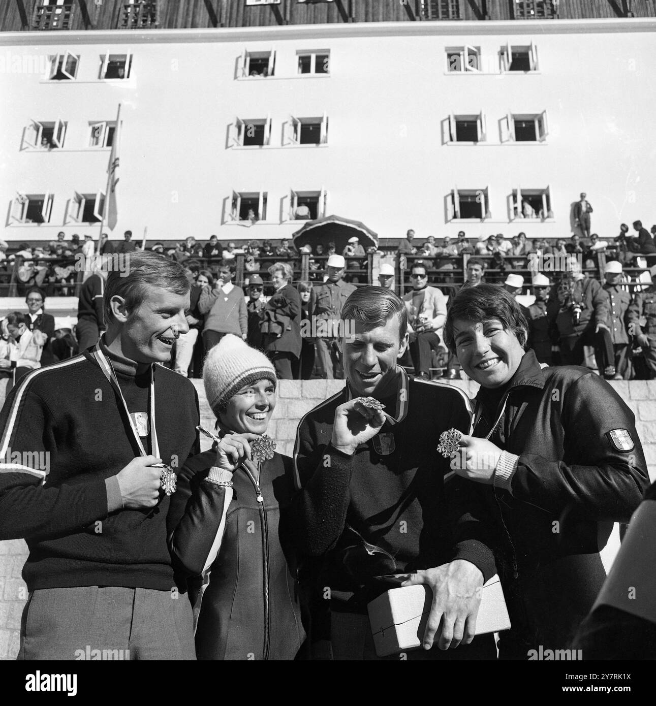 SLALOM ET DESCENTE WINNERSPortillo, Chili : les vainqueurs spéciaux de slalom dames du 5 août et les vainqueurs masculins de descente du 7 août, respectivement première et deuxième places, sont montrés aux photographes le 7 août leurs médailles d'or et d'argent remportées lors des Championnats du monde de ski 1966 qui se déroulent actuellement au Chili. De gauche à droite, Marielle Goitschell ; Leo Lacroix ; Annie Famose et Jean-Claude Killy. 27 août 1966 Banque D'Images