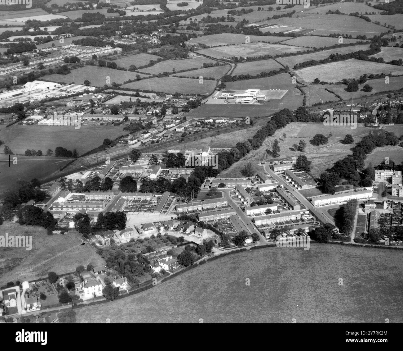 Vue aérienne d'Edenbridge, Kent, Angleterre, Royaume-Uni. Vu au premier plan est Crouch House Road et le Stangrove Housing Estate, retour à droite Eden Valley School sur four Elms Road et gauche Industrial Estate.15 septembre 1962 Banque D'Images