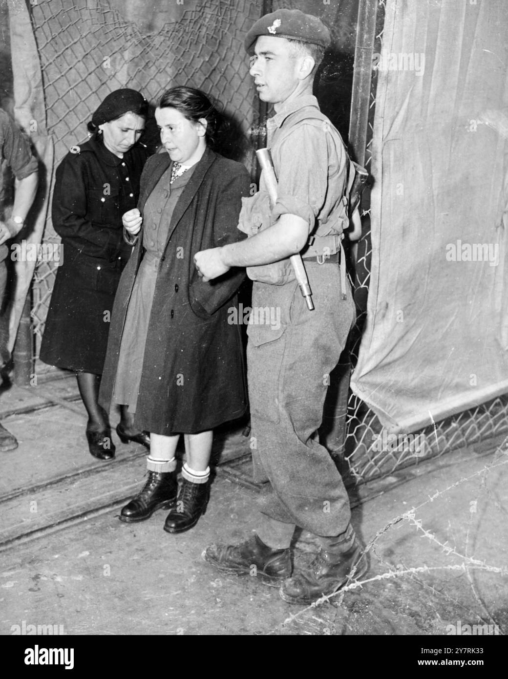2700 IMMIGRANTS JUIFS DÉBARQUÉS À HAÏFA - CORPS DE DEUX MORTS RETENUS EN ALTITUDE LORS D'UNE MANIFESTATION ANTI-BRITANNIQUE, I947 - photo prise au port de Haïfa alors que 2700 immigrants juifs illégaux débarquaient du bateau à vapeur Guardian, arborant le drapeau juif. Un des plus gros navires illégaux, il était bondé de la tige à la poupe. Sur le pont, les corps de deux hommes tués dans un affrontement gisaient enveloppés de drapeaux juifs. Tenant ces corps à bout de bras, les immigrants crièrent aux soldats sur la jetée : « vous les avez tués. À bas le gouvernement de Bevin." Malgré cela, les immigrants ont quitté le navire sans résistance. Il y en avait Banque D'Images