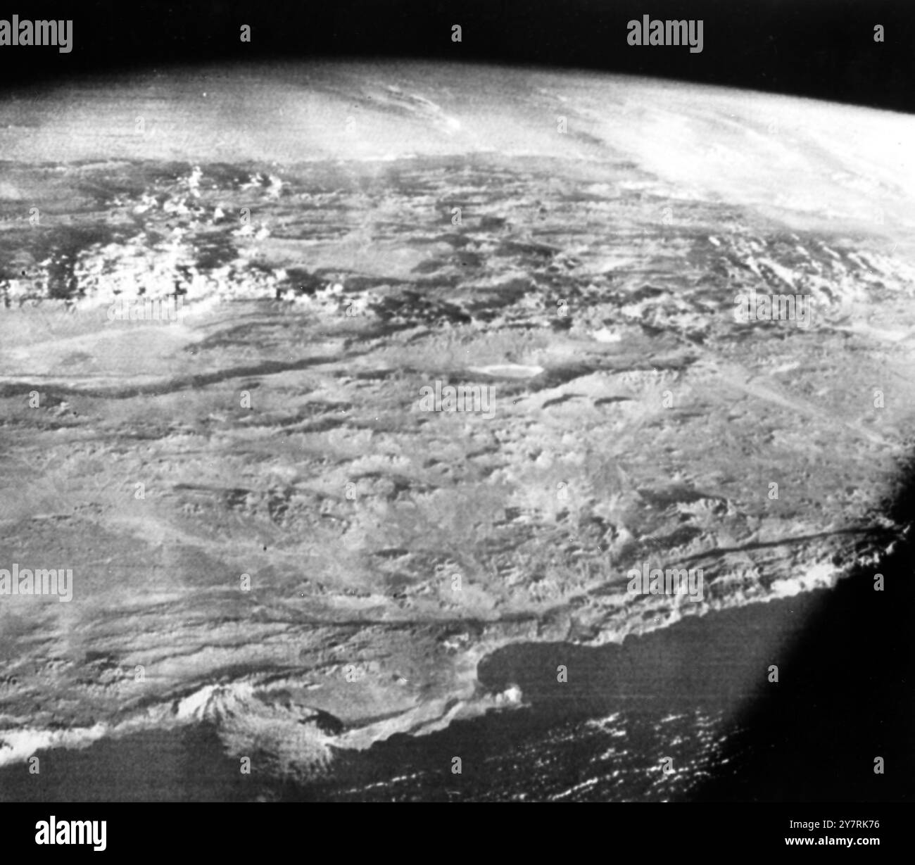 VUE RARE DU CHILESPACE Centre, Houston, Texas, USA : cette vue d'une partie de la côte ouest de l'Amérique du Sud a été réalisée à partir de l'engin spatial Apollo 7 lors de sa 81e révolution de la Terre au 7e jour de sa mission spatiale. La photo a été prise à une altitude de 138 miles. Une baie en forme de demi-lune est montrée au centre inférieur de la photo. La ville portuaire d'Autofagasta, au Chili, est située sur cette baie. Sous les nuages en haut à gauche se trouvent les grandes plaines connues sous le nom de Gran Chaco. 29 octobre 1968 Banque D'Images