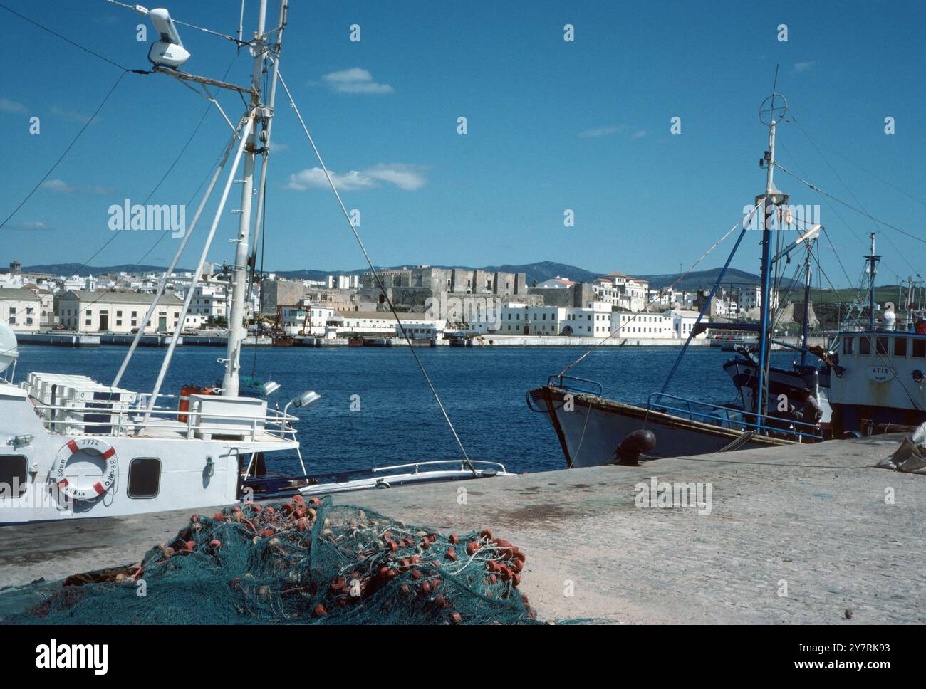 Le port, Tarifa, Cadix, Andalousie, EspagneCirca années 1970 - années 1980 Banque D'Images