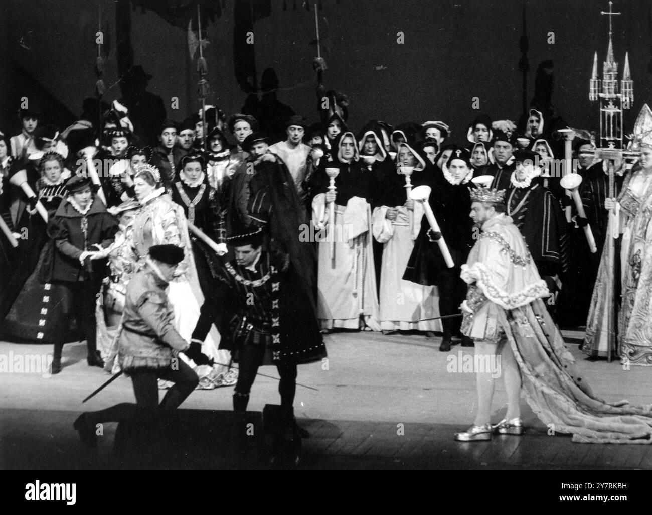 DON CARLOS de VerdiBoris Christoff (Philippe II d'Espagne - à droite) Jon Vickers (Don Carlos) Geraint Evans (Roderigo) Royal Opera House - Covent Garden Londres - Grande-Bretagne avril 1959 Banque D'Images