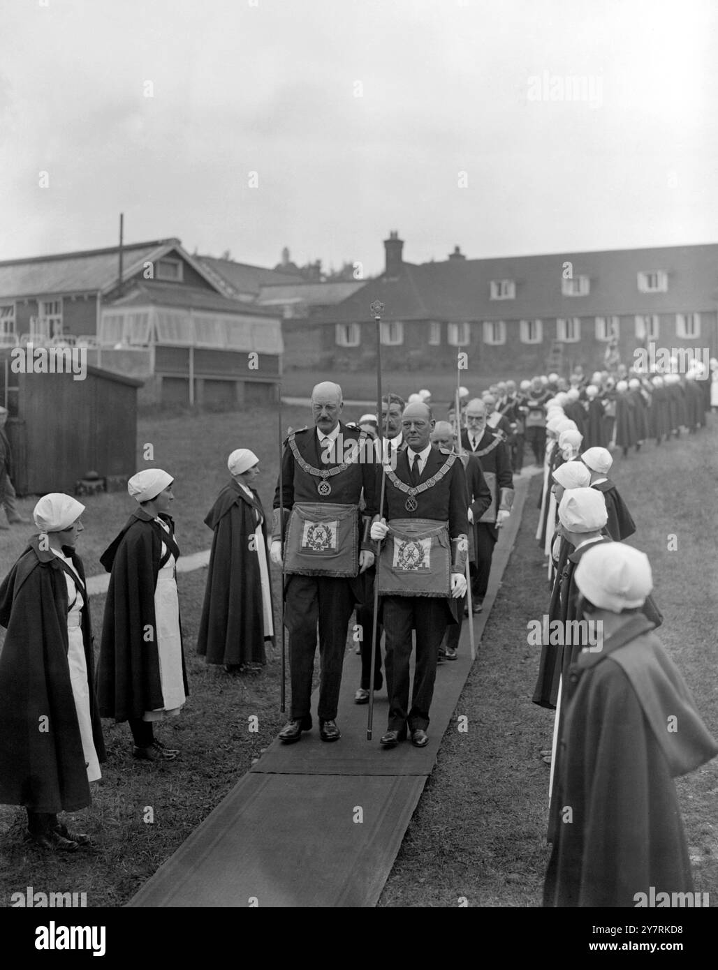 La cérémonie maçonnique a été observée lorsque Lord Ampthill a posé la première pierre du New Hospital à Alton, Hampshire.1929 Banque D'Images