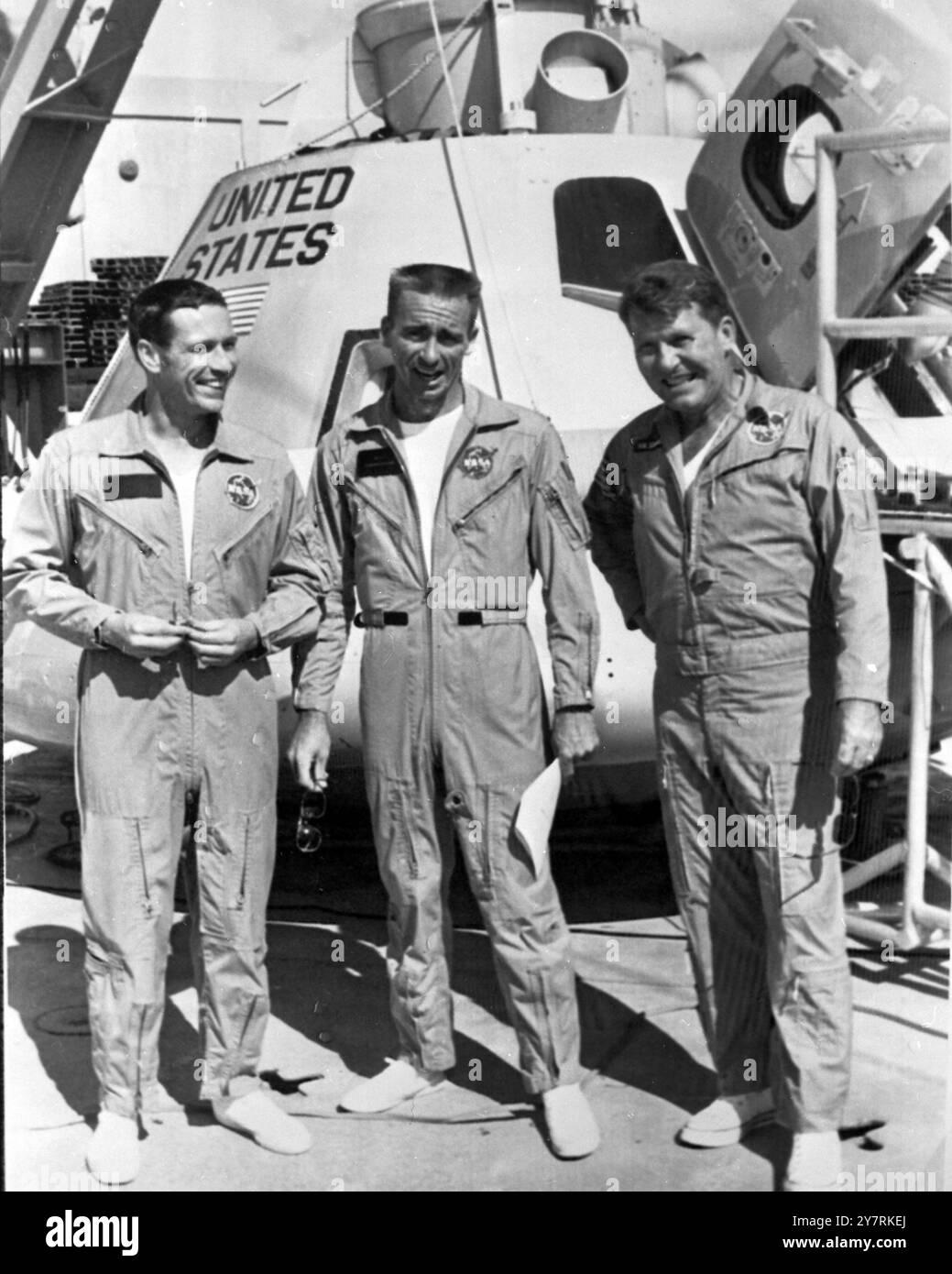 ÉQUIPAGE DE 'APOLLO VII' SPACECRAFTCape Kennedy Floride, USA : posant devant la capsule spatiale Apollo 7 récemment de gauche à droite : les astronautes Donn F Eisele, pilote du module de commande, Walter Cunningham, pilote du module lunaire et Walter M Schirra, commandant junior, qui doivent subir un vol de onze jours le 11 octobre 1968. À la tête de l'équipage Apollo-7, le capitaine Walter Schirra, 45 ans, est le plus ancien, le plus cool et le plus expérimenté des astronomes du monde. Il est le premier homme à s'aventurer dans l'espace pour la troisième fois. 8 octobre 1968 Banque D'Images