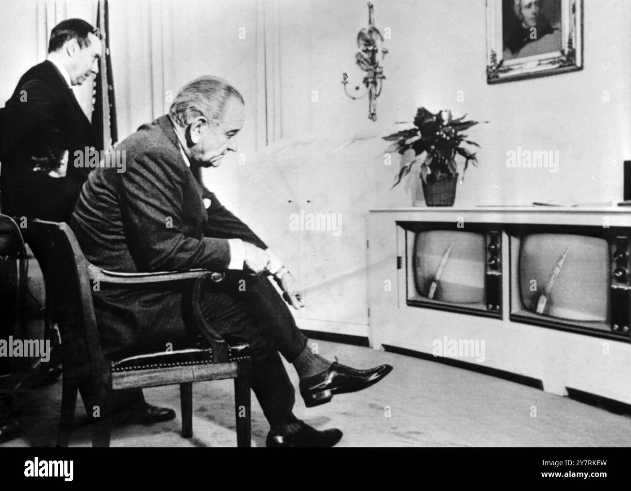 LE PRÉSIDENT REGARDE LAUNCHWashington DC, USA : tendu et tendu, le président des États-Unis Lyndon B Johnson regarde le lancement du vaisseau spatial Apollo 7 depuis Cape Kennedy à la télévision dans son bureau de la Maison Blanche aujourd'hui. Il a entretenu une réunion avec le ministre français des Affaires étrangères Michel Debre (à gauche), qui a également assisté à l'événement spectaculaire. Le vaisseau lunaire Apollo 7 - transportant trois astronautes, devrait faire le tour de la Terre 163 fois en 11 jours et couvrir 4 500 000 miles. 11 octobre 1968 Banque D'Images LE PRÉSIDENT REGARDE LAUNCHWashington DC, USA : tendu et tendu, le président des États-Unis Lyndon B Johnson regarde le lancement du vaisseau spatial Apollo 7 depuis Cape Kennedy à la télévision dans son bureau de la Maison Blanche aujourd'hui. Il a entretenu une réunion avec le ministre français des Affaires étrangères Michel Debre (à gauche), qui a également assisté à l'événement spectaculaire. Le vaisseau lunaire Apollo 7 - transportant trois astronautes, devrait faire le tour de la Terre 163 fois en 11 jours et couvrir 4 500 000 miles. 11 octobre 1968 Banque D'Images