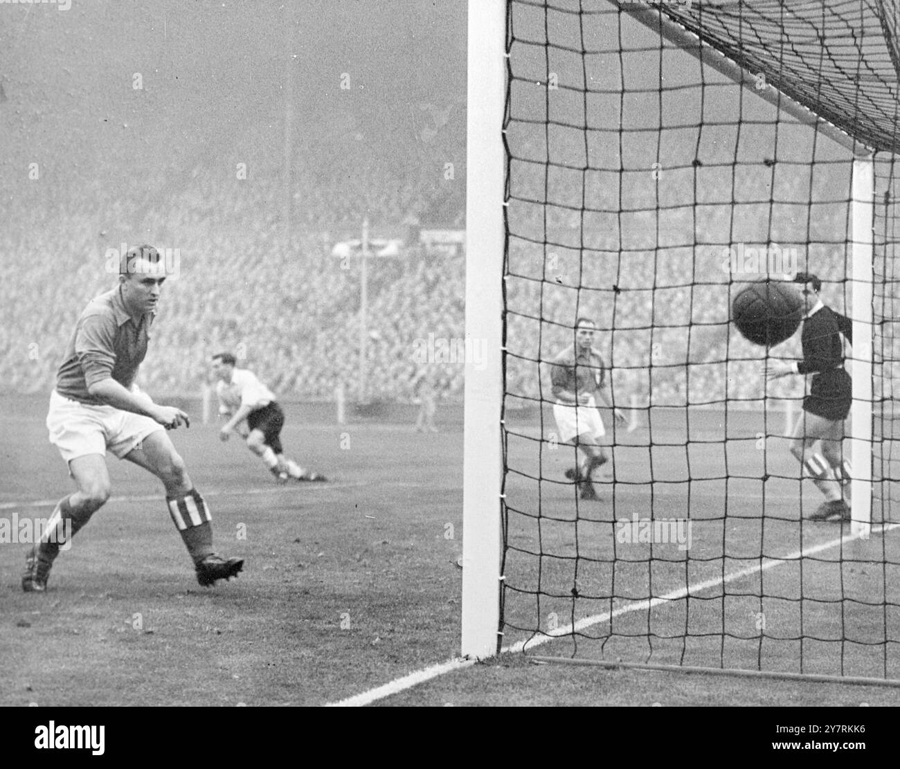 ANGLETERRE ET LE RESTE TIRAGE 4-4. 21.10.53 - le reste de l'équipe mondiale de football a tenu l'Angleterre à un match nul de 4-4 dans le stade de Wembley, Londres, cet après-midi. La photo I.N.P. montre Posipal de la moitié centrale allemande regardant impuissante la balle entrer dans le reste du but du monde pour la troisième place de l'Angleterre, marqué par J. Mullen. Photos d'actualités internationales. Banque D'Images