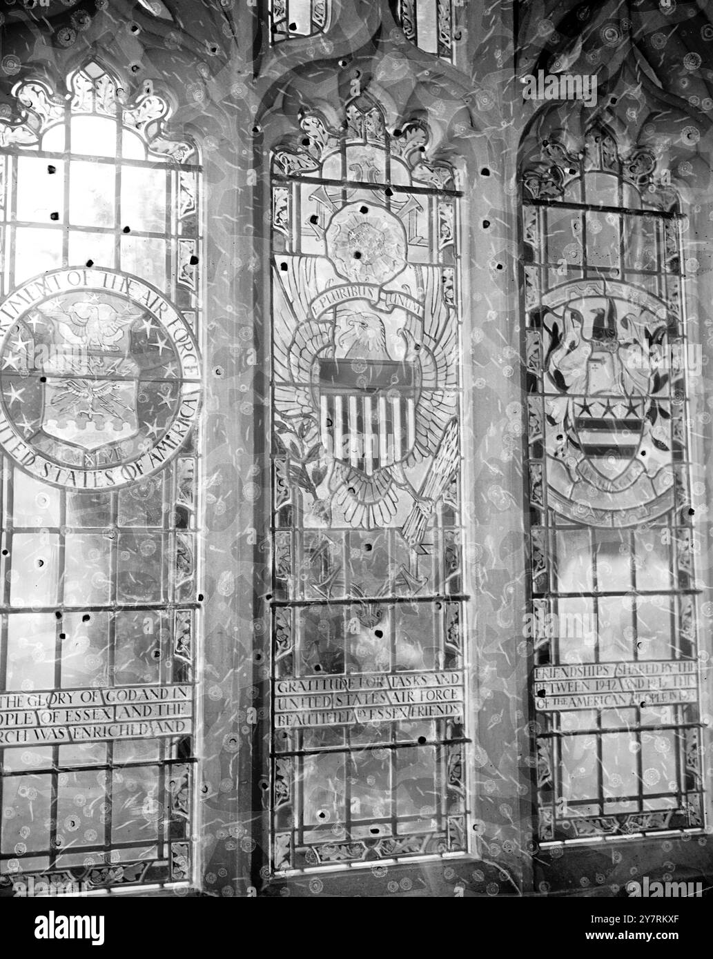 MONTY DÉVOILE LE MÉMORIAL DE LA GUERRE ANGLO-AMÉRICAINE. Le 17 octobre 1953, le maréchal vicomte Montgomery a dévoilé cet après-midi un mémorial de l'amitié anglo-américaine à la cathédrale de Chelmsford (Essex). INP PHOTO MONTRE : les vitraux dans le porche sud de la cathédrale de Chelmsford, qui ont été dévoilés par le maréchal Montgomery, en présence du général Griswold, commandant l'U.S.A.F. en Europe, cet après-midi. PHOTOS D'ACTUALITÉS INTERNATIONALES. Photo de S. Heydinger / Inp Banque D'Images
