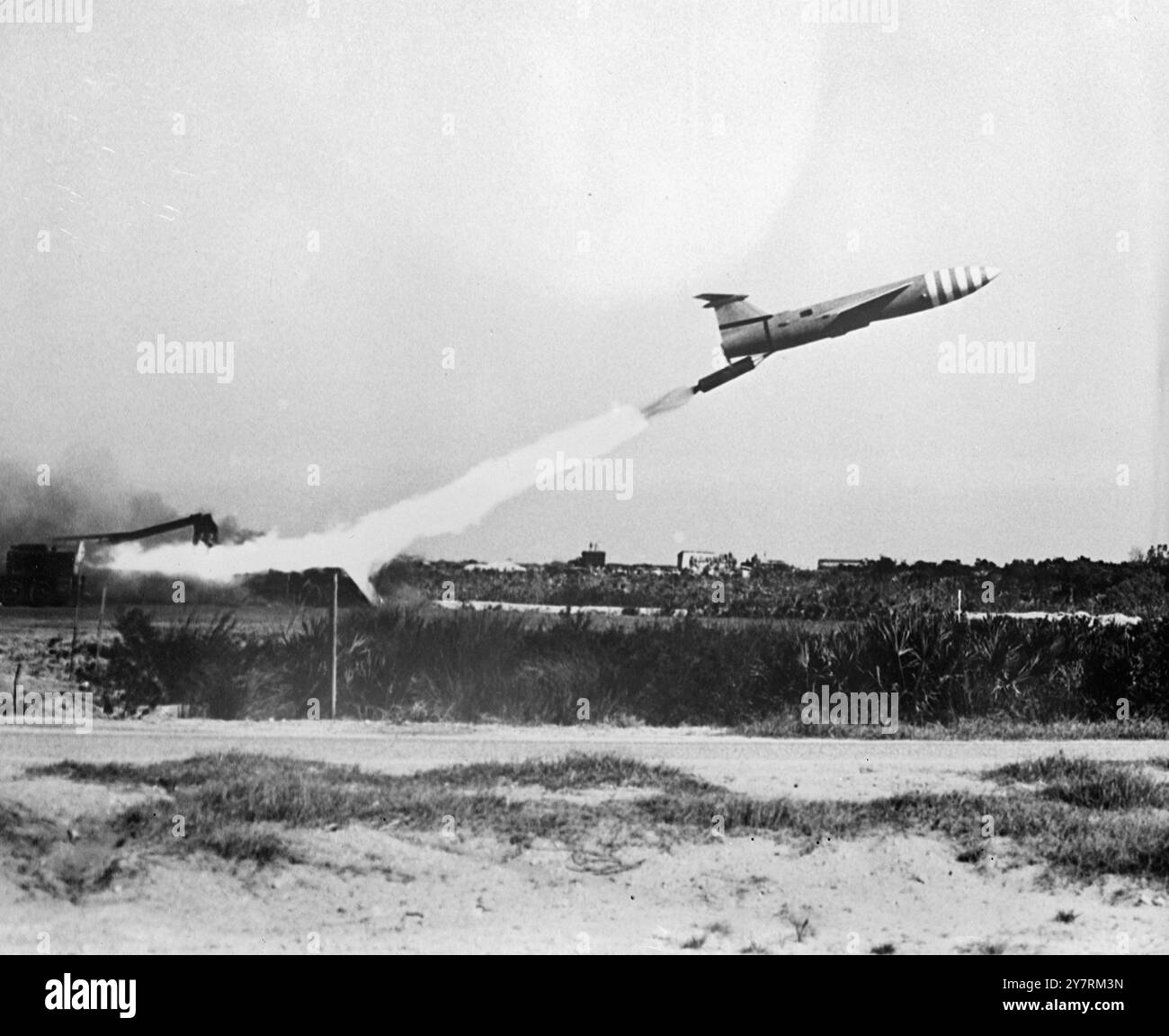 LA GUERRE PAR BOUTON-POUSSOIR SE RAPPROCHE DU 13.10.53. Les premiers escadrons de bombardiers sans pilote américains sont maintenant entraînés à Patrick Air base, en Floride, avec la première arme tactique sans pilote américaine, l'USAF-Martin B-61 Matador. Le Matador, qui décolle d'un lanceur portable, est mis en vol par la puissance d'une fusée et piloté par un turboréacteur. I.N.P. photo montre la première photo publiée du bombardier sans pilote Matador lancé au centre d'essai de missiles de l'US Air Force, Cocoa, Floride, U.S.A. International News photos Banque D'Images