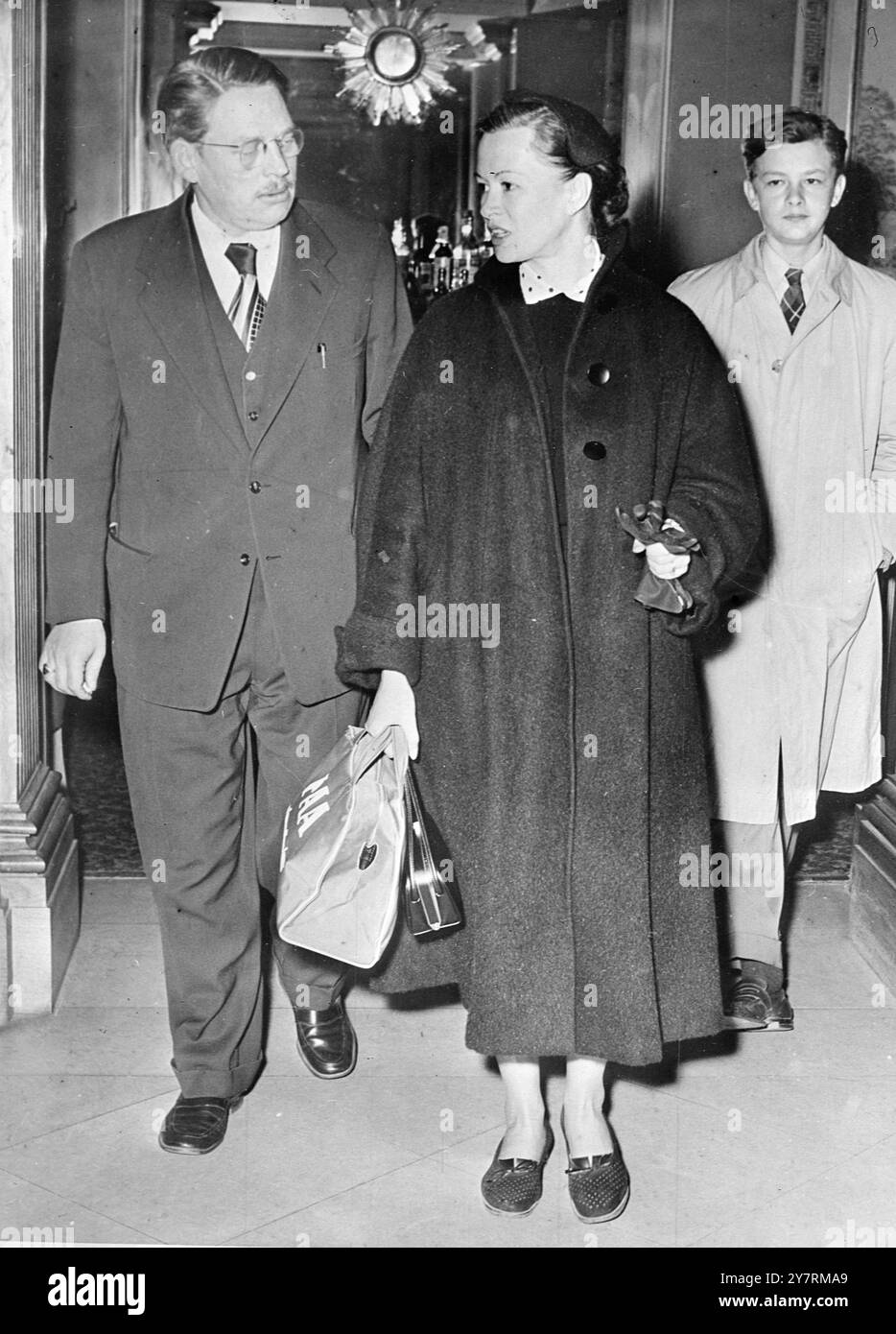 LES RUSSES LIBÈRENT UNE AUTRE FEMME 9.10.53. Atkins, avec sa femme russe et son fils de 14 ans issus d'un ancien mariage, Nicolai. M. Atkins a épousé sa femme à Moscou il y a dix ans, et les autorités russes ont finalement accordé des permis de sortie pour elle et son fils après des centaines de demandes. Helena et Nicolai Atkins, qui sont encore citoyens soviétiques, font leur premier voyage hors de Russie. MRS Atkins parle un peu anglais, mais son fils ne connaît que le russe. I.N.P. photo montre Mr. et Mrs. Atkins et Nicolai arrivant à Paris. Photos d'actualités internationales Banque D'Images