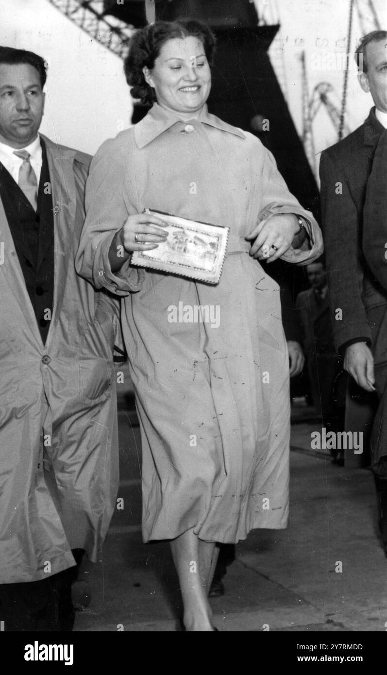 NINA L'ATHLÈTE RUSSE RENTRE CHEZ ELLE EN FEMME LIBRE. 12 octobre 1956. Surrey commercial Docks. Londres. Mme Nina Pomonareva, une athlète russe de 27 ans qui a été inculpée et renvoyée au tribunal de police de la rue Marlborough cet après-midi, pour vol de cinq chapeaux, est rentrée en Russie par un bateau russe cet après-midi. Environ une heure seulement après avoir quitté le tribunal de police, elle a été vue à bord du navire russe Molotov qui était amarré dans les docks commerciaux de Surrey. On pense que l'homme russe Mme A. Chwastov et sa fille de deux ans Tatiana naviguaient sur le Molotov également. I.N.P Banque D'Images
