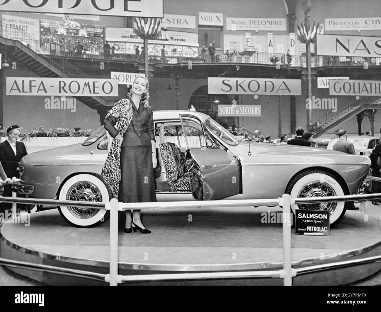 LE SALON DE L'AUTOMOBILE DE PARIS OUVRE EN 3.10.53. Plus de 100 constructeurs automobiles et 1 200 fabricants d’accessoires exposent au salon International de l’automobile, qui a ouvert ses portes jeudi dernier au Grand Palais à Paris. Les ouvriers faisaient encore des ajustements de dernière minute lorsque le public était admis le jour de l'ouverture. La photo I.N.P. montre l'actrice française Andrée Debar portant un foulard ocelot pour s'assortir à la sellerie de la Salmson Sport 2 300, la seule stock-car française à double arbre à cames en tête. Il est équipé d'un moteur 4 cylindres de 2,3 litres développant 150 ch à 5 000 tr/min. Sa vitesse maximale est de 112 mph. Photos d'actualités internationales. Banque D'Images