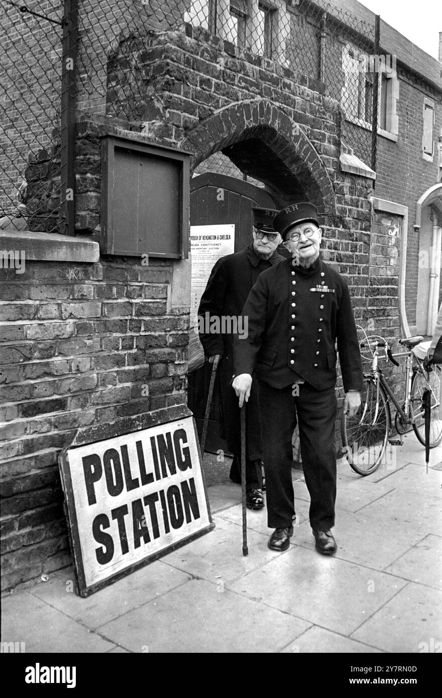 SOUTIEN DE CHELSEA ? 31.5.66LONDON, ANGLETERRE : les élections viennent et les élections vont, mais les pensionnés de Chelsea, les détenus du Royal Hospital de Chelsea, continuent pour toujours, prenant tout dans leur foulée. Quelques-uns de ces grands «vieux garçons» se sont levés tôt ce matin pour voter pour l'élection générale, à leur bureau de vote local, St Joseph's School, Cadogan Street, Chelsea, Londres. 31 mai 1966 Banque D'Images