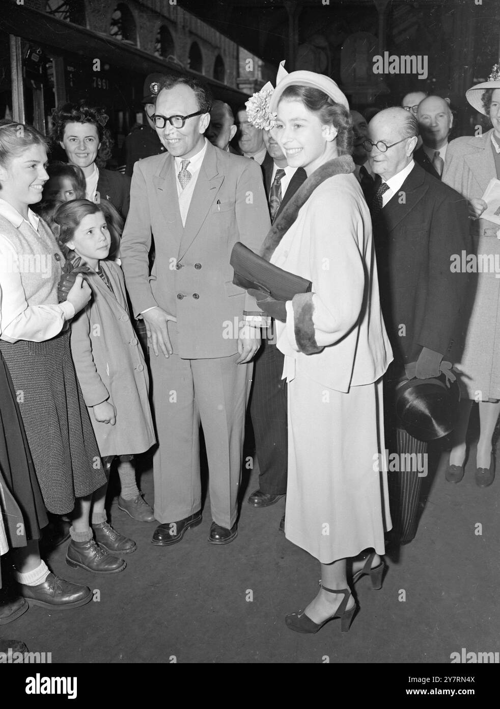 Les enfants de la princesse Elizabeth See partent pour la Suisse la princesse Elizabeth était à Victoria Station, à Londres aujourd'hui (mercredi) pour offrir bonne chance aux 50 enfants qui sont partis passer un mois de vacances à Lucerne, en Suisse. Les enfants - 25 garçons et 25 filles - ont tous entre 10 et 14 ans, et toutes leurs dépenses sont payées en cadeau de la mairie et des hôteliers de Lucerne en cadeau à la princesse Elizabeth à la naissance du prince Charles. Les enfants ont été choisis parmi des victimes de raids aériens et des orphelins à Londres, Manchester, Birmingham et Plymouth le 20 avril 1949 Banque D'Images