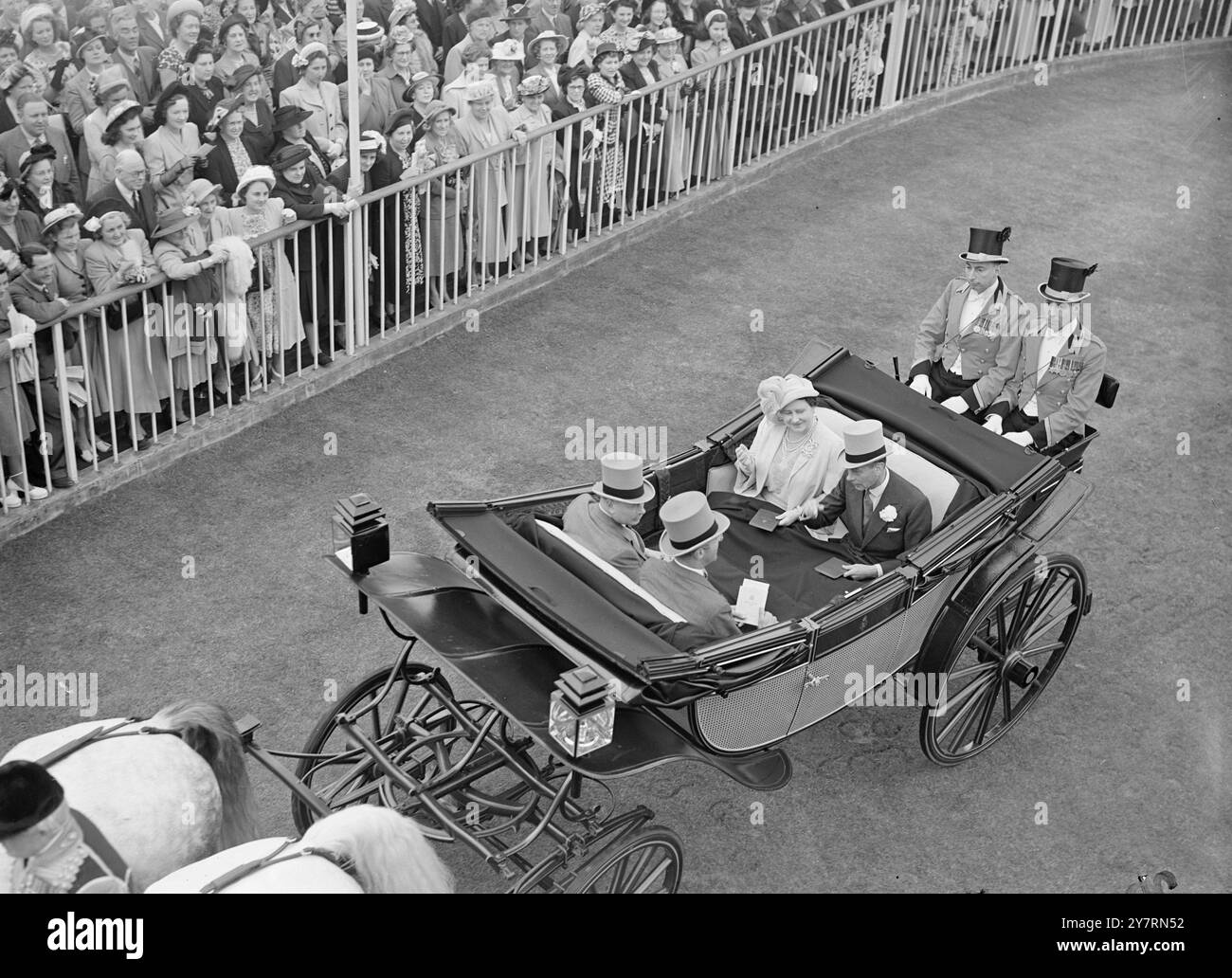 LONE EAGLE WINS ASCOT GOLD VASE le roi et la reine, avec d'autres membres de la famille Royale de nouveau conduit à Ascot pour la deuxième journée de course dans l'événement le plus à la mode du gazon de l'année . L'IMAGE MONTRE:- le roi et la reine conduisant le long du parcours jusqu'à l'enceinte royale. 15 juin 1949 Banque D'Images