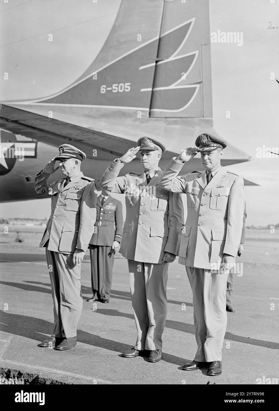 LES CHEFS D'ÉTAT-MAJOR des États-Unis ARRIVENT les chefs d'état-major interarmées des États-Unis sont arrivés à l'aérodrome de Northolt, aujourd'hui pour des pourparlers à Londres avec les chefs d'état-major britanniques et le Traité de l'Atlantique Nord. Les officiers américains et le général Omar Bradley, chef d'état-major de l'armée ; le général Hoyt Vandenberg, chef d'état-major de l'armée de l'air ; et l'amiral Louis Denfield, chef des opérations navales. Le général Bradley et ses collègues se sont déjà rendus en Allemagne, où ils ont participé à des entretiens avec des dirigeants militaires italiens et luxembourgeois. Pendant leur séjour à Londres, ils devraient rencontrer les chefs des forces armées norvégiennes et danoises. Banque D'Images