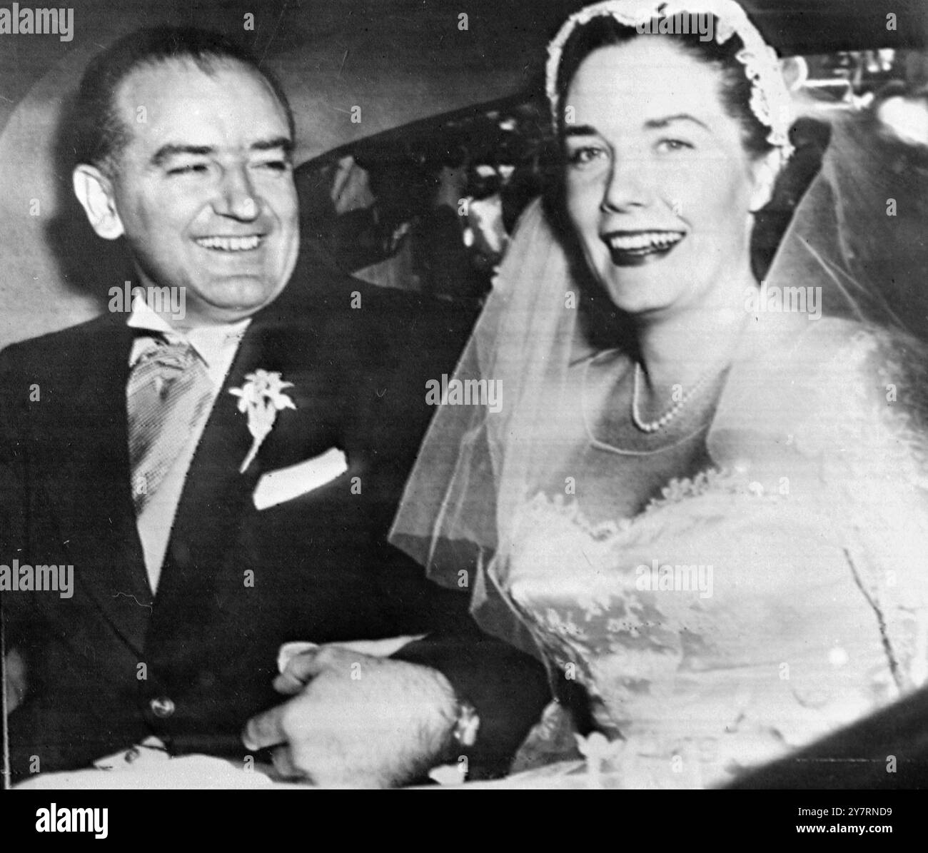RED-HUNTER MCCARTHY ÉPOUSE UNE TÊTE ROUGE 29.9,53. Le sénateur Joseph McCarthy, le chasseur rouge américain de 43 ans, a épousé Jean Kerr, une reine de beauté à tête rouge de 29 ans à Washington aujourd'hui. Mlle Kerr a travaillé avec le sénateur dans sa recherche de preuves contre les communistes américains présumés pendant quatre ans. L'année dernière, elle a quitté son personnel pour se lancer dans l'écriture de scénarios radio et le travail de recherche freelance. Récemment, elle est devenue catholique romaine, religion du sénateur. I.N.P. photos montre : la mariée et le marié vus alors qu'ils quittaient l'église dans leur voiture après la cérémonie. Photos d'actualités internationales Banque D'Images