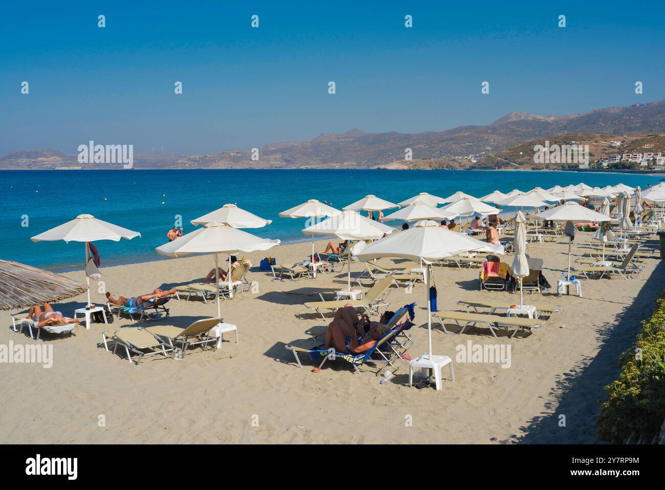 Plage de Sitia, vue en été de personnes bronzant sur la plage de la baie de Sitia, Crète, Grèce, Europe Banque D'Images