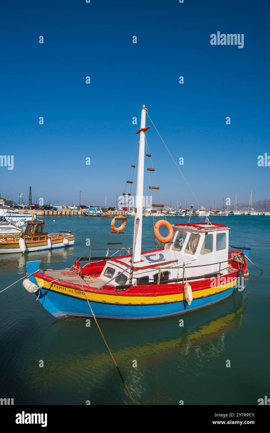 Bateau de pêche de Crète, vue d'un bateau de pêche coloré amarré dans la baie de Sitia sur la côte nord-est de la Crète, Grèce. Banque D'Images