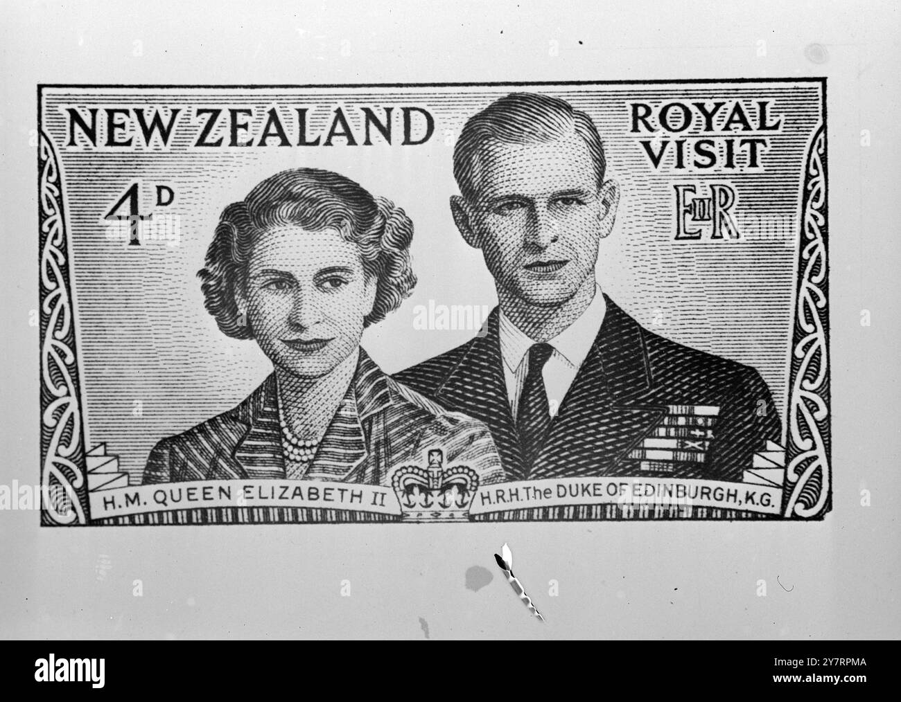 DEUX NOUVEAUX TIMBRES FRAPPÉS POUR ROYAL VISIT. - 16.9,53. - 2 nouveaux timbres sont à émettre pour commémorer la visite - de sa Majesté la Reine et S.A.R. le duc d'Édimbourg - en Nouvelle-Zélande. Les deux timbres sont le dessin de Mr. L. - Mitchell, de Wellingt on. Les timbres seront sur salex - le 9 décembre. La couleur du timbre 3d est - violette et celle du bleu 4e. - PHOTOS I.N.P. : le nouveau timbre 4d montrant la reine - avec le duc d'Édimbourg. - 510/EM/ 71128. Photos d'actualités internationales. Banque D'Images