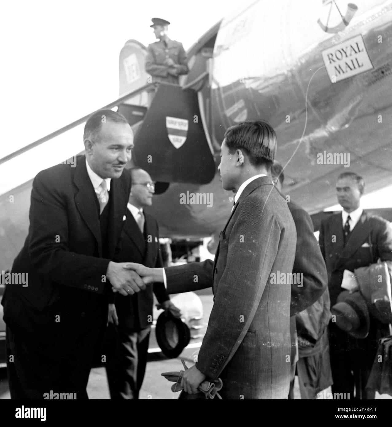 LE PRINCE HÉRITIER DU JAPON REVIENT À LONDRES EN ROUTE POUR LA MAISON. - 7,9.53. - Le prince héritier Akihito du Japon est retourné à Londres - aujourd'hui sur son chemin de retour au Japon via New York. Le Prince - était le représentant officiel du Japon au couronnement - et a depuis fait une tournée en Europe. - DES EXPOSITIONS DE PHOTOS I.N.P. - Prince héritier Akihito - accueilli par un ministère des Affaires étrangères - fonctionnaire à l'aéroport de Londres - cet après-midi. - 539/com/Wi/70987. - PHOTOS D'ACTUALITÉS INTERNATIONALES. Banque D'Images