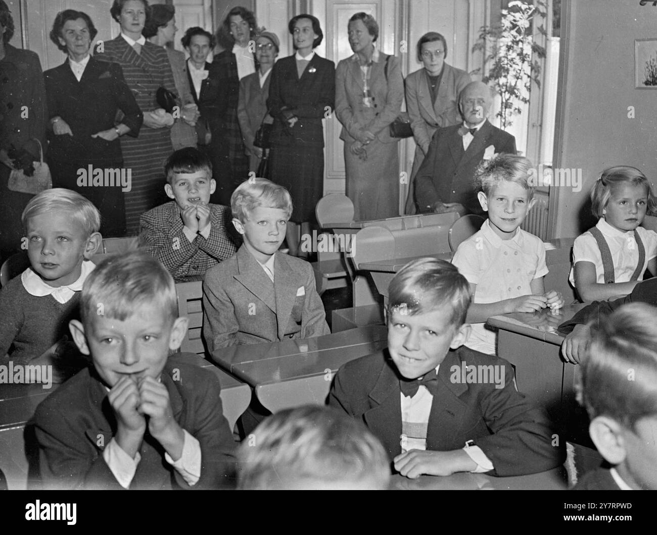 PREMIER JOUR DE PRINCE A L'ÉCOLE. 9,9.53. Le prince héritier Carl Gustaf, âgé de sept ans, doit aller à l'école comme n'importe quel autre enfant. Le prince héritier, le prochain en ligne pour le trône de Suède, fréquente une école privée à Stockholm. PHOTOS I.N.P. Le prince héritier (au centre) photographié lors de son premier jour à l'école. Banque D'Images