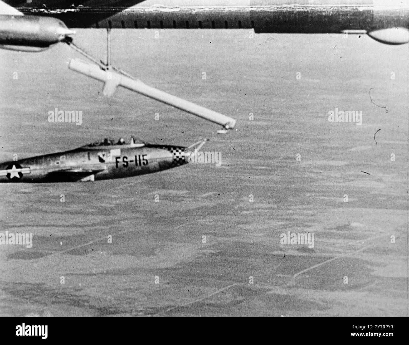 1 TRANSPORTEUR AÉRIEN AIRERAFT' EN ACTION - WASHINGTON. D.C. - ces images montrent le fonctionnement de l'avion Convair - RB-36 d Carrier, dont le développement a été - annoncé récemment par l'U.S.Air Force, le transporteur - embarque dans sa soute à bombes un Republic YRF-84 - chasseur parasite qui peut être relâché en vol et - repris par le 'Mother Aircraft'. En suivant la séquence - de gauche à droite - - L. Le petit combattant quittant l'avion mère pour un - vol. - 2. Le combattant 'maisons' au vaisseau-mère ; - 3. Le livre de l'avion mère est étendu ici et le - combattant est inc Banque D'Images