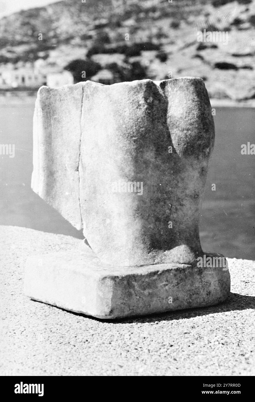 I.N.P. photo montre une partie d'une statuette en marbre d'une femme - trouvée dans le temple. Cette découverte est - particulièrement importante car elle est le - premier spécimen de travail par le once. - Sculpteurs célèbres de Chios à venir - lumière. - 4/PJ/70858/70859 - nouvelles internationales photos Banque D'Images