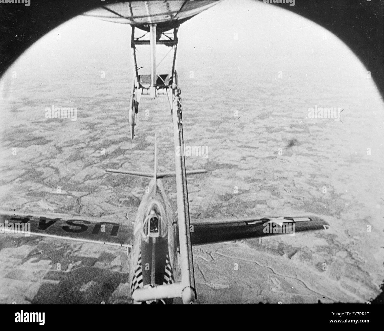 1 TRANSPORTEUR AÉRIEN AIRERAFT' EN ACTION - WASHINGTON. D.C. - ces images montrent le fonctionnement de l'avion Convair - RB-36 d Carrier, dont le développement a été - annoncé récemment par l'U.S.Air Force, le transporteur - embarque dans sa soute à bombes un Republic YRF-84 - chasseur parasite qui peut être relâché en vol et - repris par le 'Mother Aircraft'. En suivant la séquence - de gauche à droite - - L. Le petit combattant quittant l'avion mère pour un - vol. - 2. Le combattant 'maisons' au vaisseau-mère ; - 3. Le livre de l'avion mère est étendu ici et le - combattant est inc Banque D'Images