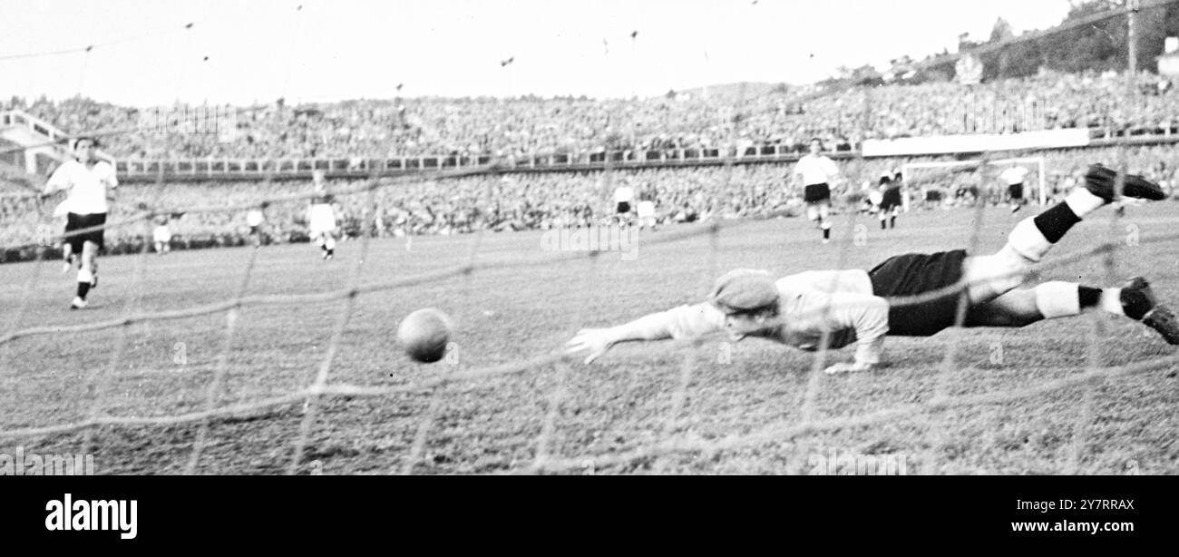 NORVÈGE V ALLEMAGNE AU FOOTBALL. - 20.8,53. - E - environ 33, 000 personnes étaient présentes au stade Ulleval - quand ce match entre la Norvège et l'Allemagne a eu lieu. - PHOTO I.N.P. MONTRE LE gardien norvégien battu - pour un but pour l'Allemagne. Le résultat était - I - 1 tirage. - 97/EM/ 70690. - International News photos. - 1770 Banque D'Images