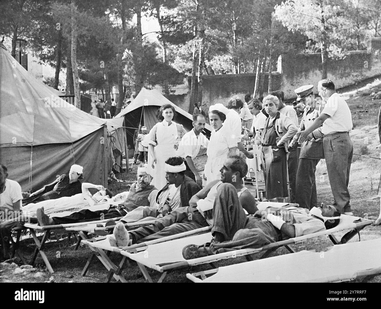 LES VICTIMES DU SÉISME DE TERRE GREC EN COURS DE TRAITEMENT DANS UN HÔPITAL DE CAMPAGNE EN PLEIN AIR - plus de 400 personnes sont connues pour avoir été tuées dans les tremblements de terre qui ont secoué les îles Ioniennes, au large des côtes grecques, au cours des cinq derniers jours. Au moins 20 tremblements distincts ont été enregistrés et les dégâts s'étendent à la Grèce continentale. PHOTOS. Victimes soignées dans un hôpital de campagne en plein air à Zante. - PHOTOS D'ACTUALITÉS INTERNATIONALES Banque D'Images