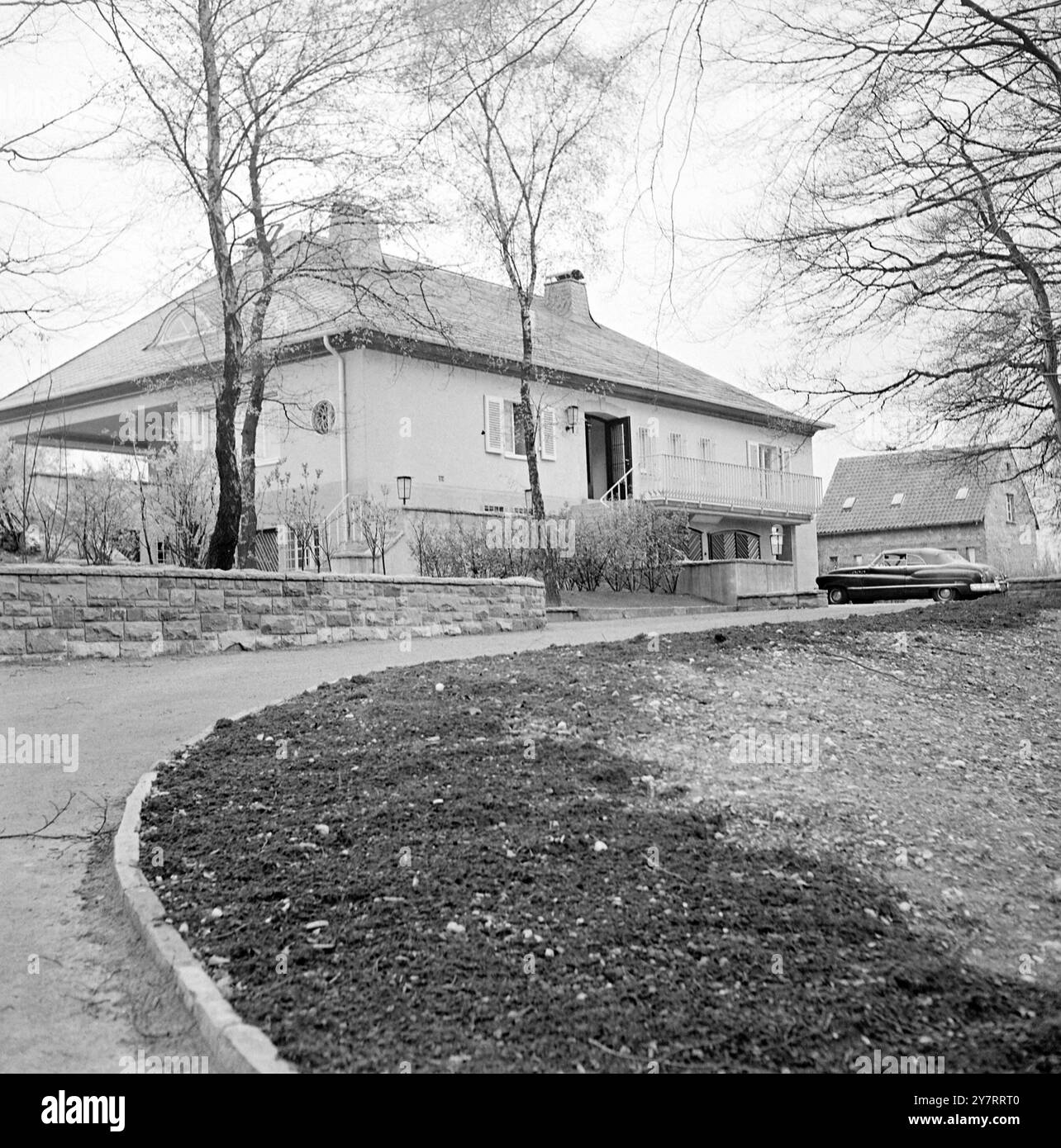 FONCTION INP NEWS. 4 août 1953. HAMBOURG de retour sous les feux des projecteurs cette semaine pour la première fois depuis que sa publicité a évité son mariage avec le roi traditionnel de l'acier d'Allemagne était Vera Krupp von Bohlen et Halbach, anciennement de Hollywood, Californie, l'occasion a été le lancement du nouveau pétrolier Hamburg-America Line correctement baptisé 'ESSEN' expositions de photos Mr. et Mr. Alfred Krupp von Bohlen et Halbach à leur domicile près d'Essen, Allemagne. Vue extérieure. Banque D'Images
